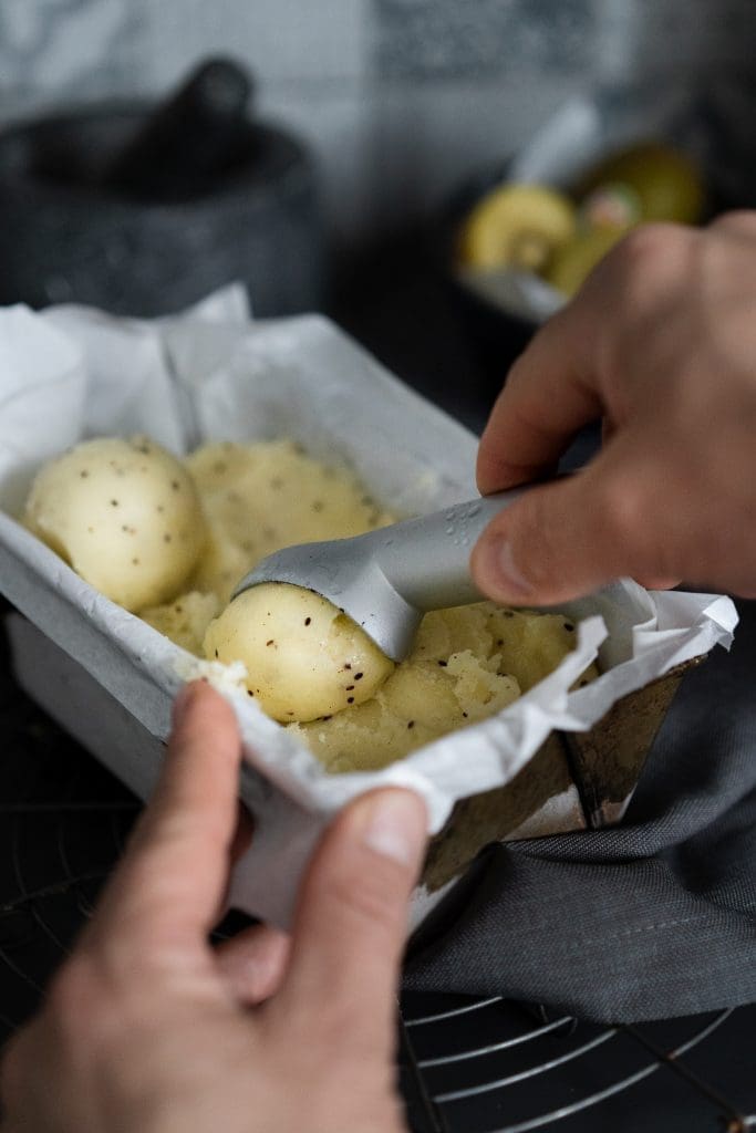 Gelbes Kiwisorbet 6 Sorbet im Portionieren