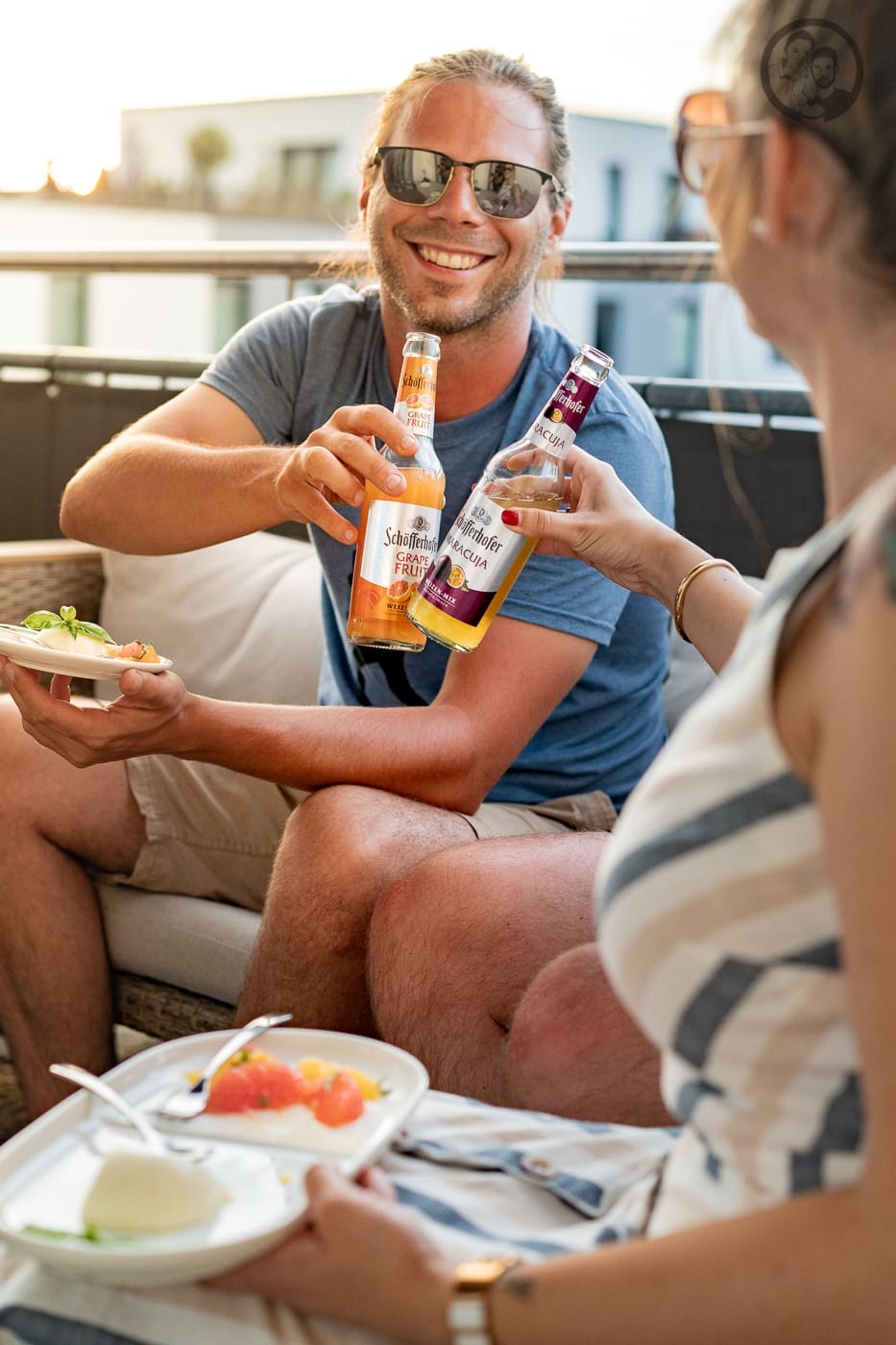 Panna Cotta Sch%C3%B6ffehofer 8 | Diesen Monat haben wir uns etwas ganz Besonderes für unseren Sundowner mit Freunden & Schöfferhofer Weizen vorgenommen. Da es das letzte Mal ja schon Fisch gab, wollten wir diesmal diesen unglaublichen Sommer in einem Dessert einfangen. Ich wollte auf jeden Fall etwas Süßes und am besten ein Dessert zubereiten. Da kam mir direkt die Idee, eine Panna Cotta zu machen, aber nicht einfach so, sondern mit einem Passionsfruchtkern. Genau so schmeckt der Sommer!