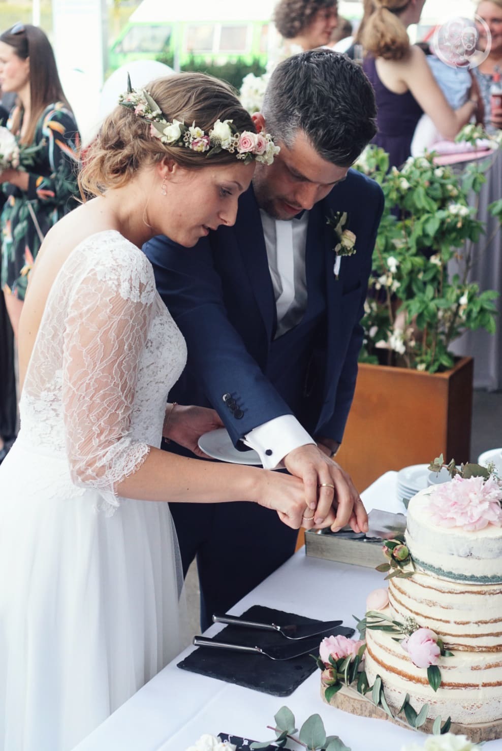 Projekt Hochzeitstorte 10 | Schon vor fast 1 Jahr haben uns die liebe Jana und meine engster Arbeitskollege Joschka gefragt, ob wir für ihre Hochzeit in diesem Mai die Hochzeitstorte backen könnten. Für uns ist solch eine Frage immer ein Hin und Her, denn wir sind zum einen überhaupt keine Fans von Fondanttorten. Klar essen wir ganz selten auch gerne mal ein Stück davon, wenn sie gut gebacken sind, aber eine zumachen,ist überhaupt nicht unser Ding. Vor allem Sascha ist dann immer komplett angenervt und würde am Liebsten alles hinschmeissen. Liegt wohl daran, dass ich da einen kleinen Perfektionisten geheiratet habe..!So oder so ... das „Projekt: Hochzeitstorte“ war wohl oder übel geboren.