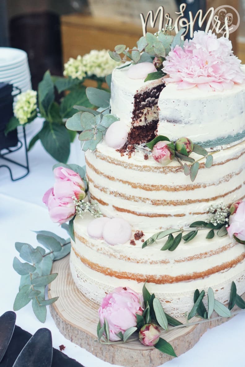 Hochzeitstorte im Anschnitt und Stück