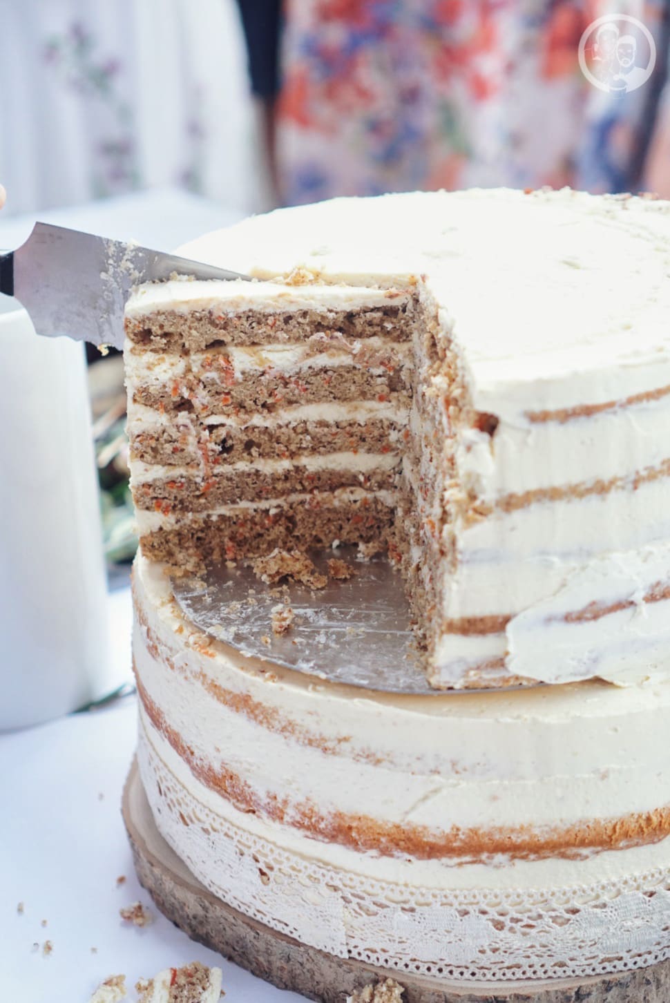 Projekt Hochzeitstorte 13 | Schon vor fast 1 Jahr haben uns die liebe Jana und meine engster Arbeitskollege Joschka gefragt, ob wir für ihre Hochzeit in diesem Mai die Hochzeitstorte backen könnten. Für uns ist solch eine Frage immer ein Hin und Her, denn wir sind zum einen überhaupt keine Fans von Fondanttorten. Klar essen wir ganz selten auch gerne mal ein Stück davon, wenn sie gut gebacken sind, aber eine zumachen,ist überhaupt nicht unser Ding. Vor allem Sascha ist dann immer komplett angenervt und würde am Liebsten alles hinschmeissen. Liegt wohl daran, dass ich da einen kleinen Perfektionisten geheiratet habe..!So oder so ... das „Projekt: Hochzeitstorte“ war wohl oder übel geboren.