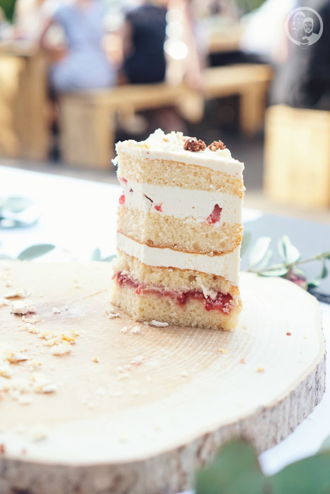 Projekt Hochzeitstorte 14 | Schon vor fast 1 Jahr haben uns die liebe Jana und meine engster Arbeitskollege Joschka gefragt, ob wir für ihre Hochzeit in diesem Mai die Hochzeitstorte backen könnten. Für uns ist solch eine Frage immer ein Hin und Her, denn wir sind zum einen überhaupt keine Fans von Fondanttorten. Klar essen wir ganz selten auch gerne mal ein Stück davon, wenn sie gut gebacken sind, aber eine zumachen,ist überhaupt nicht unser Ding. Vor allem Sascha ist dann immer komplett angenervt und würde am Liebsten alles hinschmeissen. Liegt wohl daran, dass ich da einen kleinen Perfektionisten geheiratet habe..!So oder so ... das „Projekt: Hochzeitstorte“ war wohl oder übel geboren.