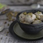 Eis selber machen – Eiscreme, Sorbet & Eisdesserts von A bis Z 8 Rhabarber Eis in Schale auf Tisch