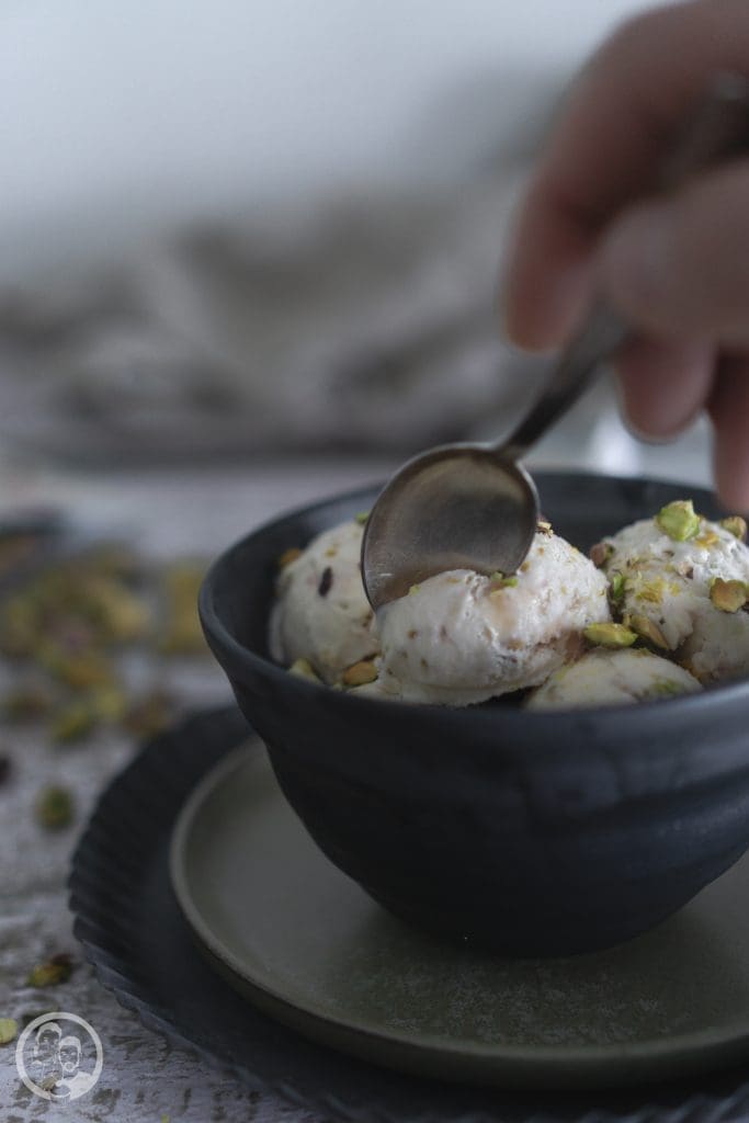 Rhabarber-Eis mit Pistazienkernen und Skyr 4 Rhabarber Eis mit Löffel