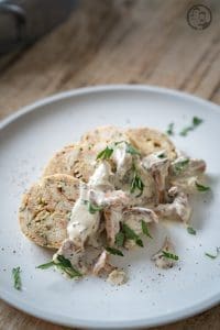 Serviettenknödel 9 | Unsere Oma Lore ist ja wirklich nicht mehr die Jüngste. Ende September wird sie 93 Jahre alt. Aber dennoch lässt sie es sich nicht nehmen, alle paar Wochen, zusammen mit meinen Eltern für ein paar Stunden zu uns nach Köln zu kommen.&nbsp;Wir freuen uns dann immer ganz dolle, denn so können wir ihr jede Veränderung in unserer neuen Wohnung zeigen. Vom MIELE Kombidampfgarer ist sie voll begeistert, da er, wenn man das möchte, Signaltöne von sich gibt, wenn zum Beispiel etwas fertig ist.&nbsp;Allerdings setzen wir uns immer ein wenig unter Druck, denn wir wollen ja immer etwas für sie kochen oder backen, das ihr am Besten auch noch schmeckt. Und da Zeit immer knapp bei uns ist, haben wir uns für Serviettenknödel entschieden.