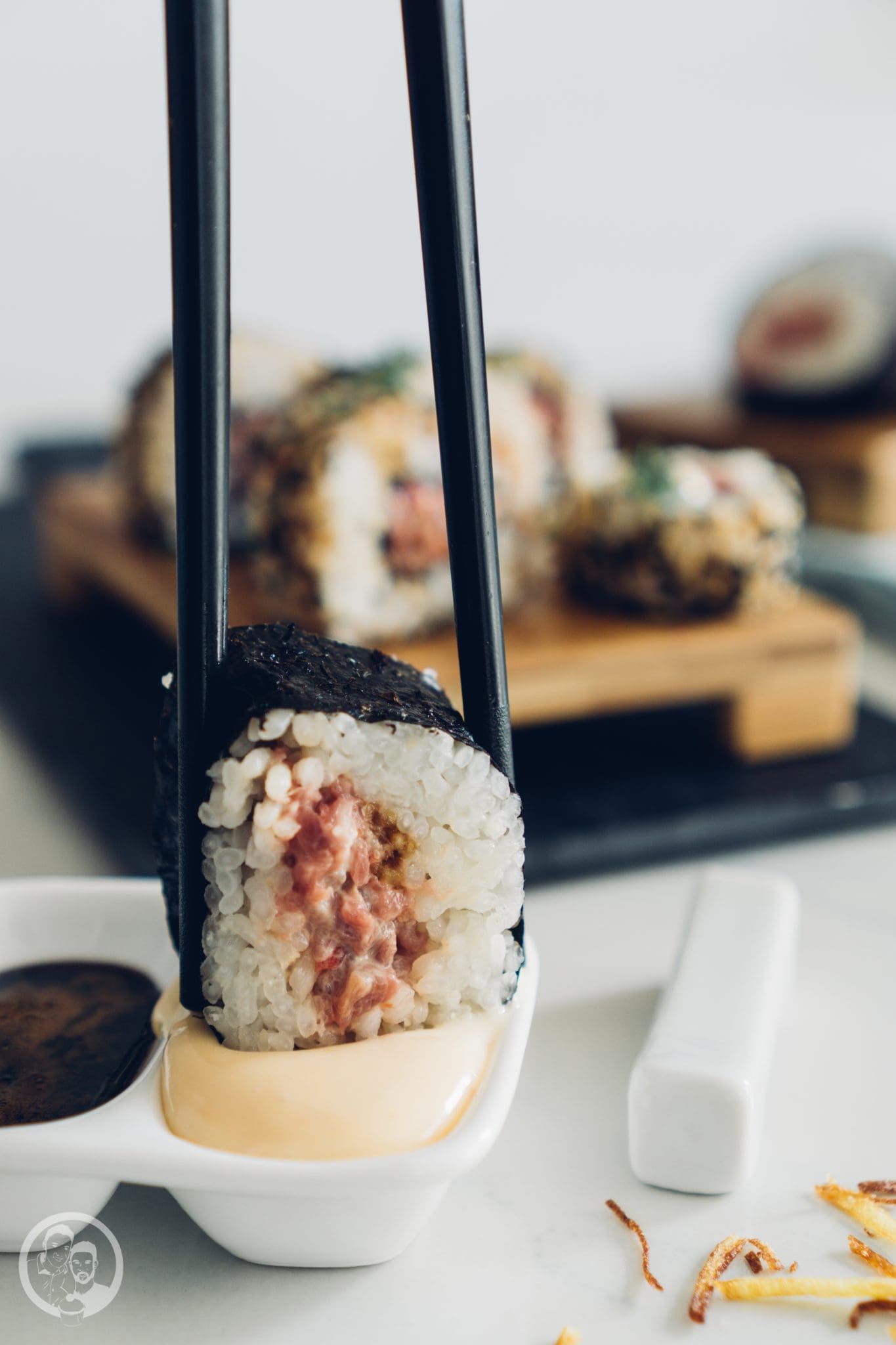 Sushi 1 | Heute möchten wir euch von einem Foodie-Tag der Extraklasse durch Marburg berichten, dass ist nämlich schon lange überfällig. Die Vila Vita Marburg&nbsp;hat gemeinsam mit Cat von Schlemmerkatze zum Schlemmertag gerufen und da sagen wir definitiv nicht nein zu.Die Vila Vita kennen wir ja schon seit der Landpartie im letzten Jahr und im März&nbsp;durften wir den Genusstempel in seiner ganzen Vielfalt erleben. Zum Abschluss wurde dann auch noch gemeinsam gekocht und unseren Favorit von diesem Abend, stellen wir euch heute vor - Spicy Tartar Roll!