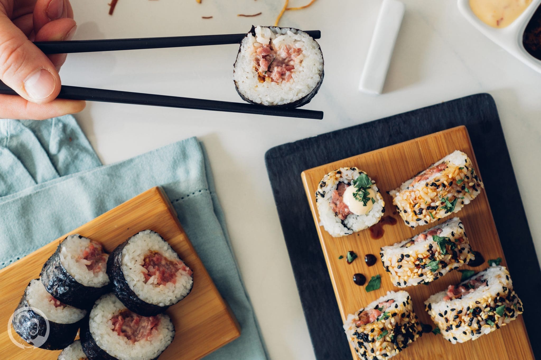 Sushi 2 | Heute möchten wir euch von einem Foodie-Tag der Extraklasse durch Marburg berichten, dass ist nämlich schon lange überfällig. Die Vila Vita Marburg&nbsp;hat gemeinsam mit Cat von Schlemmerkatze zum Schlemmertag gerufen und da sagen wir definitiv nicht nein zu.Die Vila Vita kennen wir ja schon seit der Landpartie im letzten Jahr und im März&nbsp;durften wir den Genusstempel in seiner ganzen Vielfalt erleben. Zum Abschluss wurde dann auch noch gemeinsam gekocht und unseren Favorit von diesem Abend, stellen wir euch heute vor - Spicy Tartar Roll!