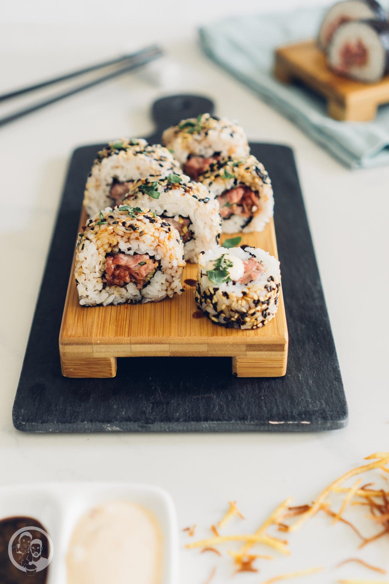 Sushi 5 | Heute möchten wir euch von einem Foodie-Tag der Extraklasse durch Marburg berichten, dass ist nämlich schon lange überfällig. Die Vila Vita Marburg&nbsp;hat gemeinsam mit Cat von Schlemmerkatze zum Schlemmertag gerufen und da sagen wir definitiv nicht nein zu.Die Vila Vita kennen wir ja schon seit der Landpartie im letzten Jahr und im März&nbsp;durften wir den Genusstempel in seiner ganzen Vielfalt erleben. Zum Abschluss wurde dann auch noch gemeinsam gekocht und unseren Favorit von diesem Abend, stellen wir euch heute vor - Spicy Tartar Roll!