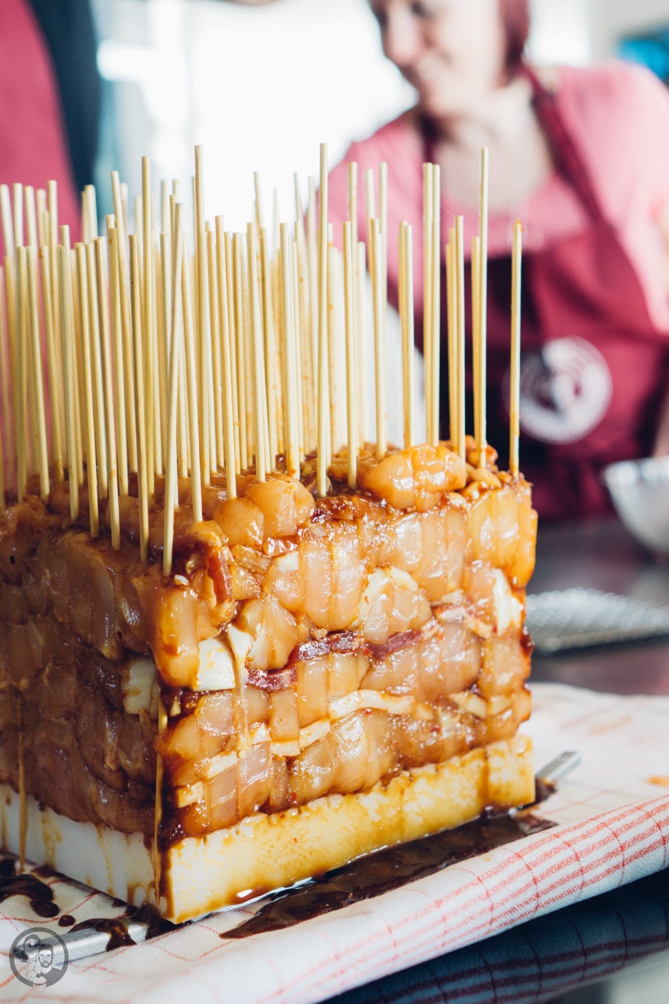 Vila Vita 11 | Heute möchten wir euch von einem Foodie-Tag der Extraklasse durch Marburg berichten, dass ist nämlich schon lange überfällig. Die Vila Vita Marburg&nbsp;hat gemeinsam mit Cat von Schlemmerkatze zum Schlemmertag gerufen und da sagen wir definitiv nicht nein zu.Die Vila Vita kennen wir ja schon seit der Landpartie im letzten Jahr und im März&nbsp;durften wir den Genusstempel in seiner ganzen Vielfalt erleben. Zum Abschluss wurde dann auch noch gemeinsam gekocht und unseren Favorit von diesem Abend, stellen wir euch heute vor - Spicy Tartar Roll!