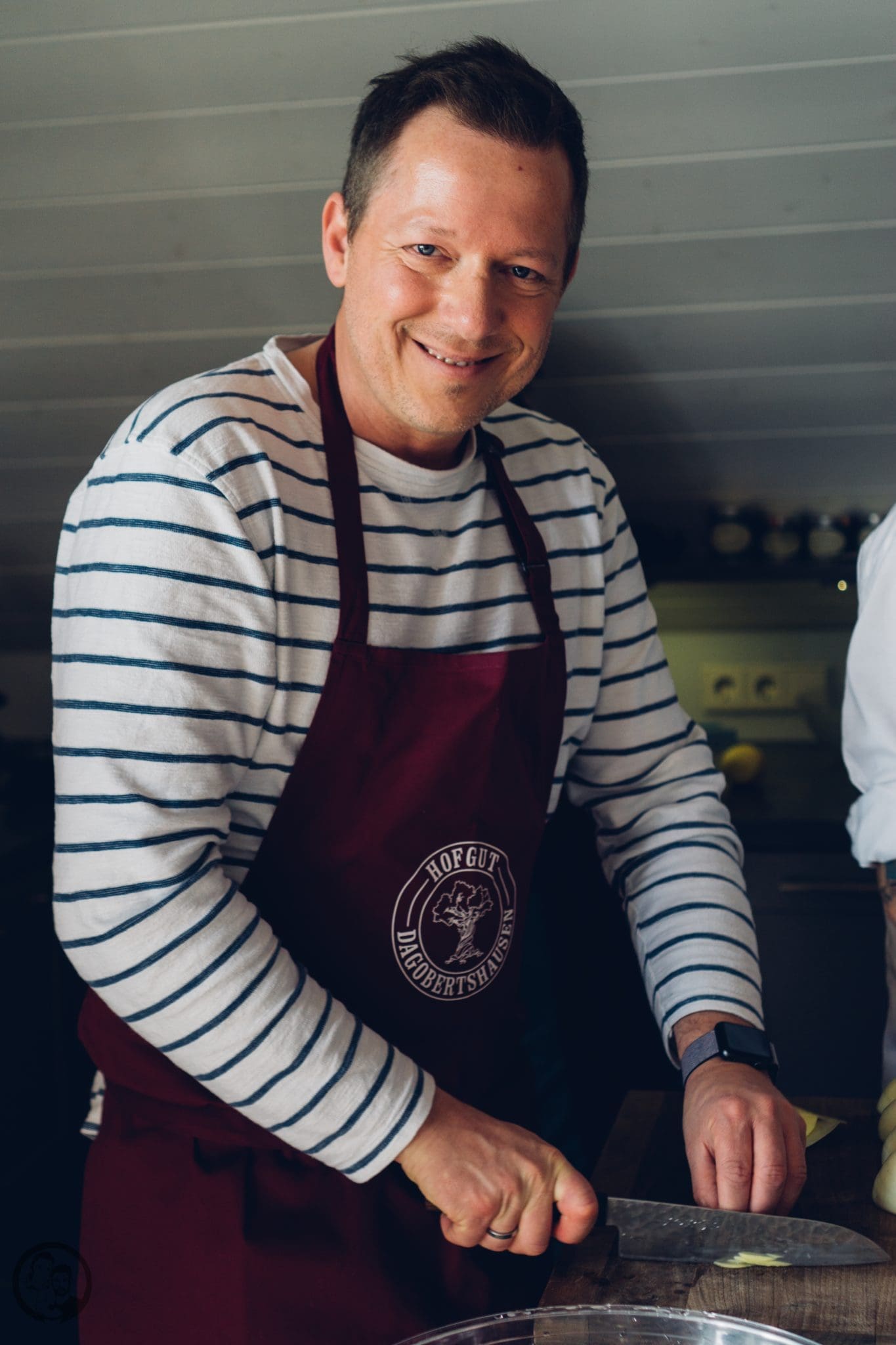 Vila Vita 12 | Heute möchten wir euch von einem Foodie-Tag der Extraklasse durch Marburg berichten, dass ist nämlich schon lange überfällig. Die Vila Vita Marburg&nbsp;hat gemeinsam mit Cat von Schlemmerkatze zum Schlemmertag gerufen und da sagen wir definitiv nicht nein zu.Die Vila Vita kennen wir ja schon seit der Landpartie im letzten Jahr und im März&nbsp;durften wir den Genusstempel in seiner ganzen Vielfalt erleben. Zum Abschluss wurde dann auch noch gemeinsam gekocht und unseren Favorit von diesem Abend, stellen wir euch heute vor - Spicy Tartar Roll!