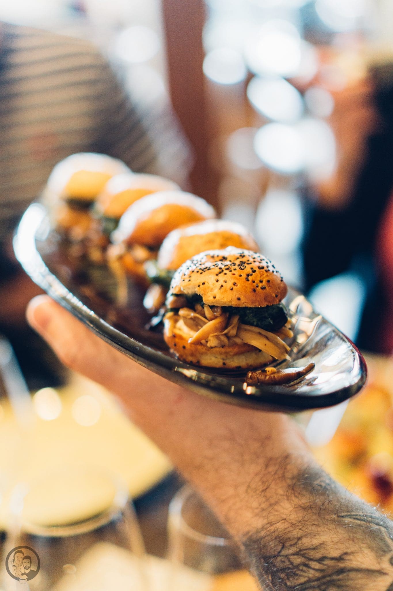 Vila Vita 19 | Heute möchten wir euch von einem Foodie-Tag der Extraklasse durch Marburg berichten, dass ist nämlich schon lange überfällig. Die Vila Vita Marburg&nbsp;hat gemeinsam mit Cat von Schlemmerkatze zum Schlemmertag gerufen und da sagen wir definitiv nicht nein zu.Die Vila Vita kennen wir ja schon seit der Landpartie im letzten Jahr und im März&nbsp;durften wir den Genusstempel in seiner ganzen Vielfalt erleben. Zum Abschluss wurde dann auch noch gemeinsam gekocht und unseren Favorit von diesem Abend, stellen wir euch heute vor - Spicy Tartar Roll!