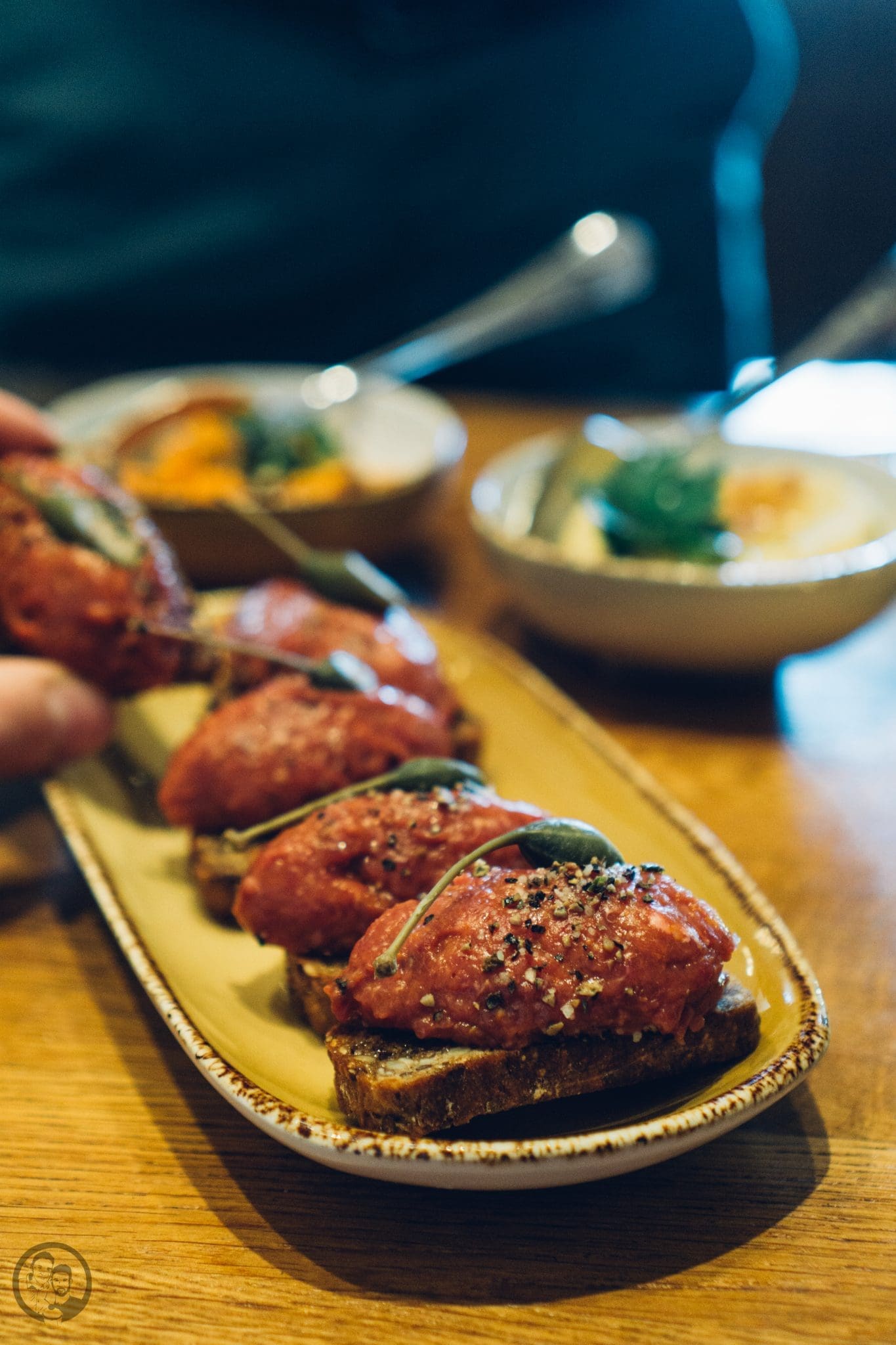 Vila Vita 20 | Heute möchten wir euch von einem Foodie-Tag der Extraklasse durch Marburg berichten, dass ist nämlich schon lange überfällig. Die Vila Vita Marburg&nbsp;hat gemeinsam mit Cat von Schlemmerkatze zum Schlemmertag gerufen und da sagen wir definitiv nicht nein zu.Die Vila Vita kennen wir ja schon seit der Landpartie im letzten Jahr und im März&nbsp;durften wir den Genusstempel in seiner ganzen Vielfalt erleben. Zum Abschluss wurde dann auch noch gemeinsam gekocht und unseren Favorit von diesem Abend, stellen wir euch heute vor - Spicy Tartar Roll!