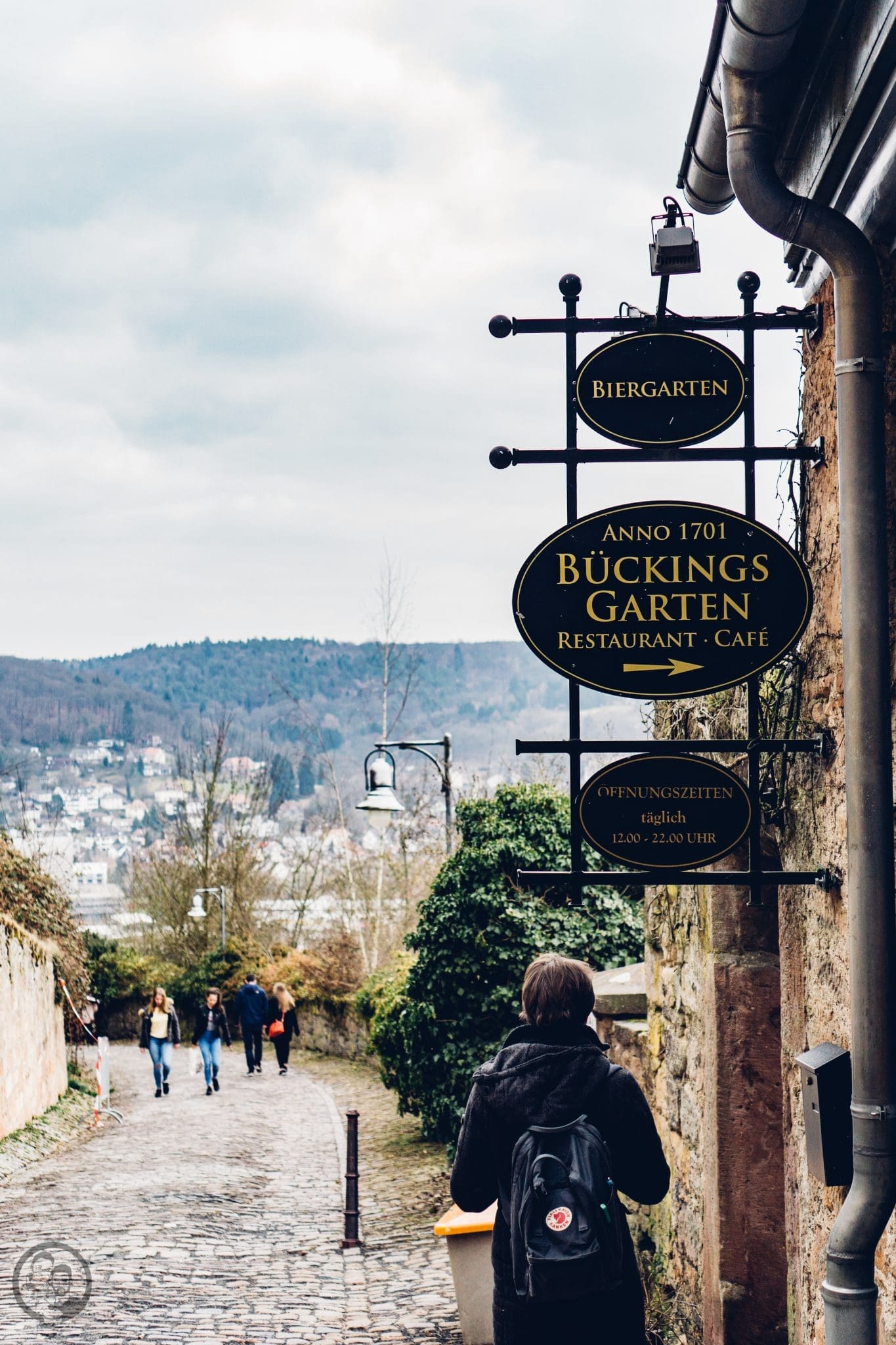 Vila Vita 23 | Heute möchten wir euch von einem Foodie-Tag der Extraklasse durch Marburg berichten, dass ist nämlich schon lange überfällig. Die Vila Vita Marburg&nbsp;hat gemeinsam mit Cat von Schlemmerkatze zum Schlemmertag gerufen und da sagen wir definitiv nicht nein zu.Die Vila Vita kennen wir ja schon seit der Landpartie im letzten Jahr und im März&nbsp;durften wir den Genusstempel in seiner ganzen Vielfalt erleben. Zum Abschluss wurde dann auch noch gemeinsam gekocht und unseren Favorit von diesem Abend, stellen wir euch heute vor - Spicy Tartar Roll!