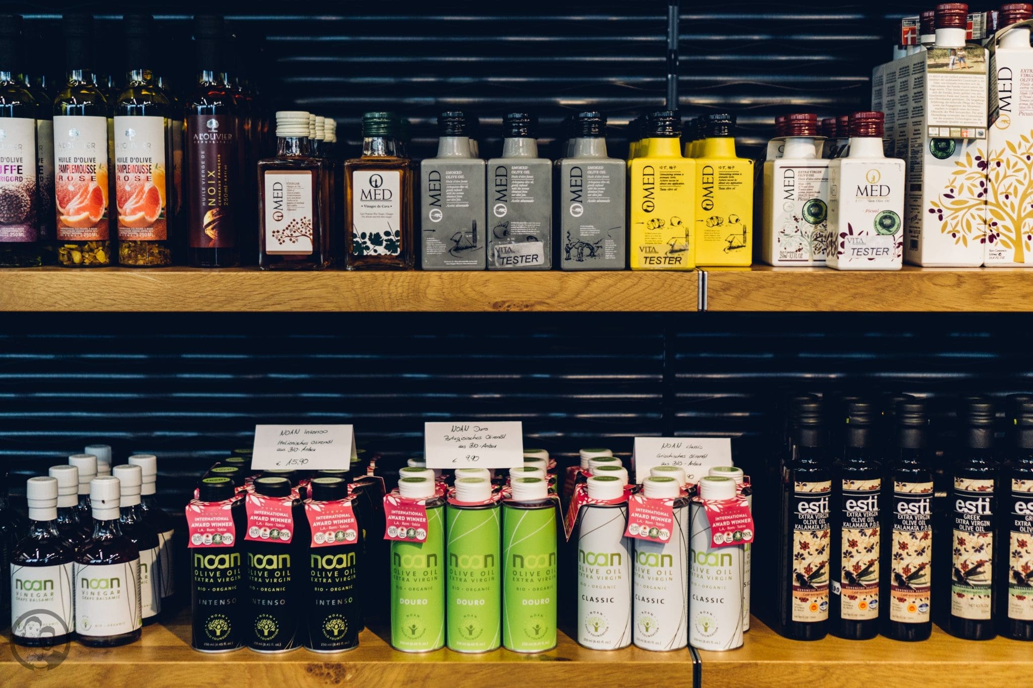 Vila Vita 26 | Heute möchten wir euch von einem Foodie-Tag der Extraklasse durch Marburg berichten, dass ist nämlich schon lange überfällig. Die Vila Vita Marburg&nbsp;hat gemeinsam mit Cat von Schlemmerkatze zum Schlemmertag gerufen und da sagen wir definitiv nicht nein zu.Die Vila Vita kennen wir ja schon seit der Landpartie im letzten Jahr und im März&nbsp;durften wir den Genusstempel in seiner ganzen Vielfalt erleben. Zum Abschluss wurde dann auch noch gemeinsam gekocht und unseren Favorit von diesem Abend, stellen wir euch heute vor - Spicy Tartar Roll!