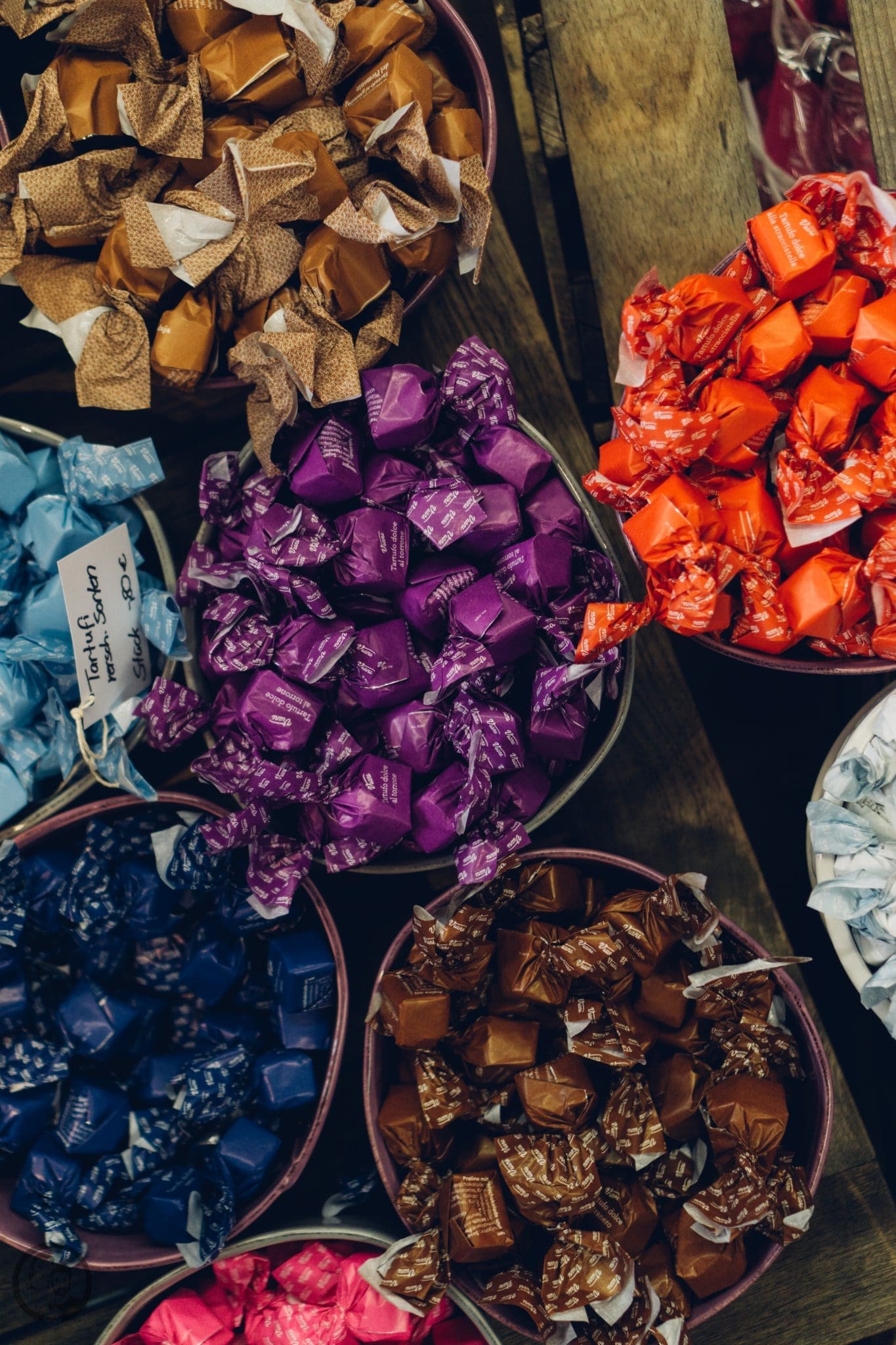 Vila Vita 27 | Heute möchten wir euch von einem Foodie-Tag der Extraklasse durch Marburg berichten, dass ist nämlich schon lange überfällig. Die Vila Vita Marburg&nbsp;hat gemeinsam mit Cat von Schlemmerkatze zum Schlemmertag gerufen und da sagen wir definitiv nicht nein zu.Die Vila Vita kennen wir ja schon seit der Landpartie im letzten Jahr und im März&nbsp;durften wir den Genusstempel in seiner ganzen Vielfalt erleben. Zum Abschluss wurde dann auch noch gemeinsam gekocht und unseren Favorit von diesem Abend, stellen wir euch heute vor - Spicy Tartar Roll!