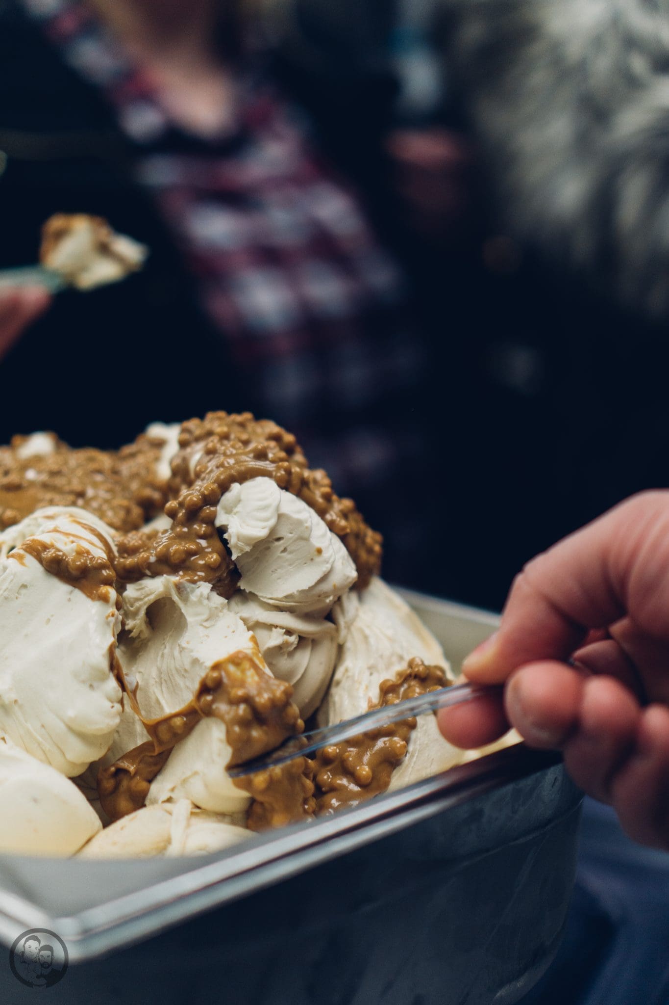 Vila Vita 28 | Heute möchten wir euch von einem Foodie-Tag der Extraklasse durch Marburg berichten, dass ist nämlich schon lange überfällig. Die Vila Vita Marburg&nbsp;hat gemeinsam mit Cat von Schlemmerkatze zum Schlemmertag gerufen und da sagen wir definitiv nicht nein zu.Die Vila Vita kennen wir ja schon seit der Landpartie im letzten Jahr und im März&nbsp;durften wir den Genusstempel in seiner ganzen Vielfalt erleben. Zum Abschluss wurde dann auch noch gemeinsam gekocht und unseren Favorit von diesem Abend, stellen wir euch heute vor - Spicy Tartar Roll!