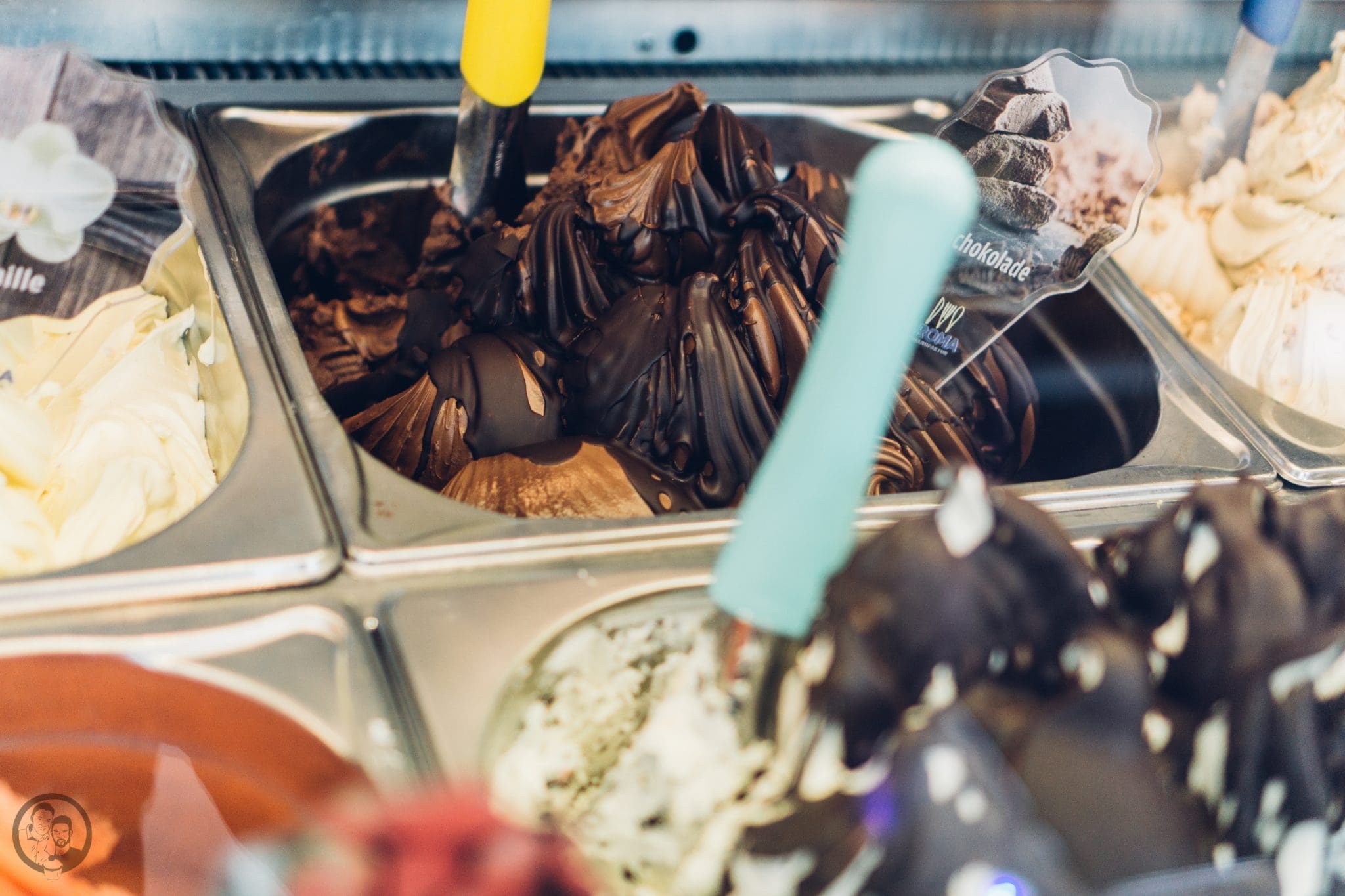 Vila Vita 30 | Heute möchten wir euch von einem Foodie-Tag der Extraklasse durch Marburg berichten, dass ist nämlich schon lange überfällig. Die Vila Vita Marburg&nbsp;hat gemeinsam mit Cat von Schlemmerkatze zum Schlemmertag gerufen und da sagen wir definitiv nicht nein zu.Die Vila Vita kennen wir ja schon seit der Landpartie im letzten Jahr und im März&nbsp;durften wir den Genusstempel in seiner ganzen Vielfalt erleben. Zum Abschluss wurde dann auch noch gemeinsam gekocht und unseren Favorit von diesem Abend, stellen wir euch heute vor - Spicy Tartar Roll!