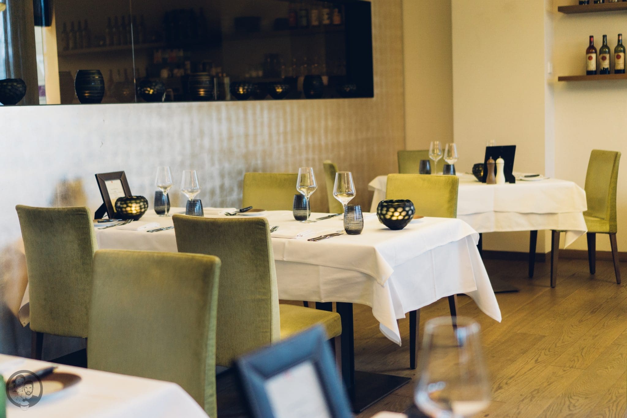 Vila Vita 33 | Heute möchten wir euch von einem Foodie-Tag der Extraklasse durch Marburg berichten, dass ist nämlich schon lange überfällig. Die Vila Vita Marburg&nbsp;hat gemeinsam mit Cat von Schlemmerkatze zum Schlemmertag gerufen und da sagen wir definitiv nicht nein zu.Die Vila Vita kennen wir ja schon seit der Landpartie im letzten Jahr und im März&nbsp;durften wir den Genusstempel in seiner ganzen Vielfalt erleben. Zum Abschluss wurde dann auch noch gemeinsam gekocht und unseren Favorit von diesem Abend, stellen wir euch heute vor - Spicy Tartar Roll!