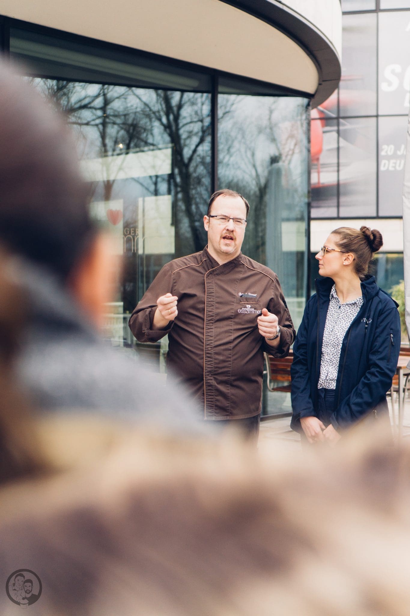 Vila Vita 34 | Heute möchten wir euch von einem Foodie-Tag der Extraklasse durch Marburg berichten, dass ist nämlich schon lange überfällig. Die Vila Vita Marburg&nbsp;hat gemeinsam mit Cat von Schlemmerkatze zum Schlemmertag gerufen und da sagen wir definitiv nicht nein zu.Die Vila Vita kennen wir ja schon seit der Landpartie im letzten Jahr und im März&nbsp;durften wir den Genusstempel in seiner ganzen Vielfalt erleben. Zum Abschluss wurde dann auch noch gemeinsam gekocht und unseren Favorit von diesem Abend, stellen wir euch heute vor - Spicy Tartar Roll!