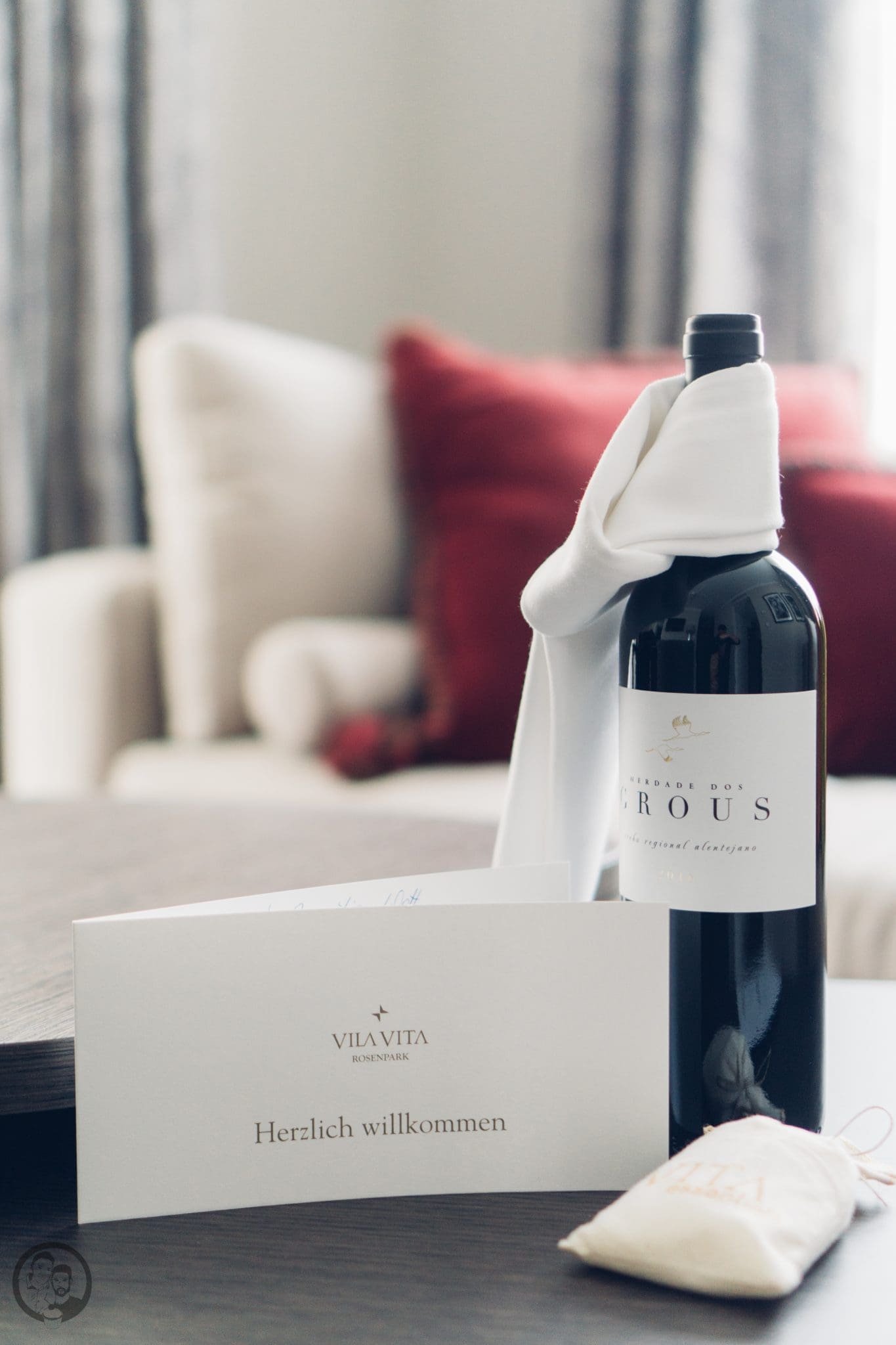 Vila Vita 42 | Heute möchten wir euch von einem Foodie-Tag der Extraklasse durch Marburg berichten, dass ist nämlich schon lange überfällig. Die Vila Vita Marburg&nbsp;hat gemeinsam mit Cat von Schlemmerkatze zum Schlemmertag gerufen und da sagen wir definitiv nicht nein zu.Die Vila Vita kennen wir ja schon seit der Landpartie im letzten Jahr und im März&nbsp;durften wir den Genusstempel in seiner ganzen Vielfalt erleben. Zum Abschluss wurde dann auch noch gemeinsam gekocht und unseren Favorit von diesem Abend, stellen wir euch heute vor - Spicy Tartar Roll!