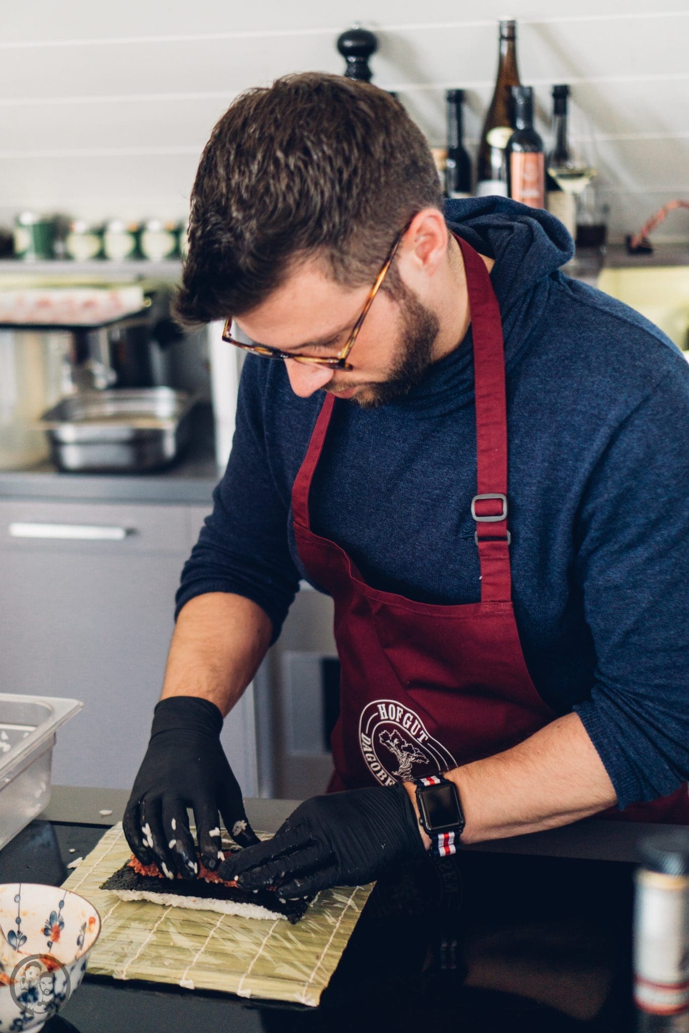 Vila Vita 8 | Heute möchten wir euch von einem Foodie-Tag der Extraklasse durch Marburg berichten, dass ist nämlich schon lange überfällig. Die Vila Vita Marburg&nbsp;hat gemeinsam mit Cat von Schlemmerkatze zum Schlemmertag gerufen und da sagen wir definitiv nicht nein zu.Die Vila Vita kennen wir ja schon seit der Landpartie im letzten Jahr und im März&nbsp;durften wir den Genusstempel in seiner ganzen Vielfalt erleben. Zum Abschluss wurde dann auch noch gemeinsam gekocht und unseren Favorit von diesem Abend, stellen wir euch heute vor - Spicy Tartar Roll!