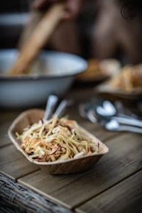 Erdnuss-Nudel-Salat 2 Schale mit Nudelsalat und Erdnüssen