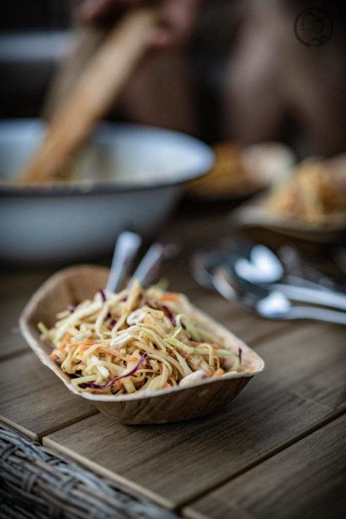 Schale mit Nudelsalat und Erdnüssen