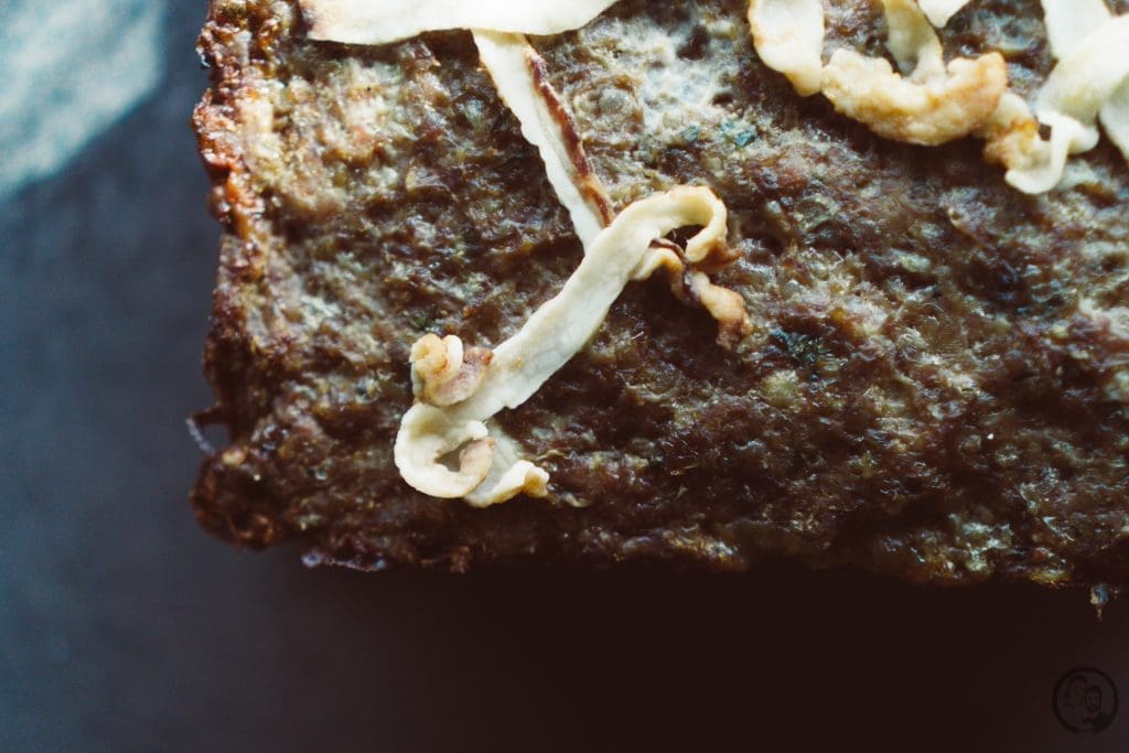 mW Bauernterrine 12 | Meine Eltern sind ja genauso kochbegeistert, wie wir und Essen spielt auch in ihrem Leben eine wichtige Rolle. Die Leidenschaft für gute Genüsse kommt ja nicht von irgendwo her! Vor einiger Zeit haben wir mit meinen Eltern über alte Familienrezepte gesprochen, da wir immer so wunderbare Leckereien von Oma Lore bekommen. Mein Vater kam sofort ins Schwärmen über eine Terrine, die seine Oma früher immer gemacht hat. Dort hieß sie nur "Fleischkäse", was letztlich nicht ganz richtig ist. Das Rezept gibt es leider nicht mehr, aber meinen Vater hat diese Erinnerung nicht losgelassen und da er den Geschmack von ihrer Terrine noch immer in seiner Erinnerung gespeichert hat, hat er selbst getüftelt und am Ende ist diese moselfränkische Bauernterrine nach Ur-Omas Art entstanden.