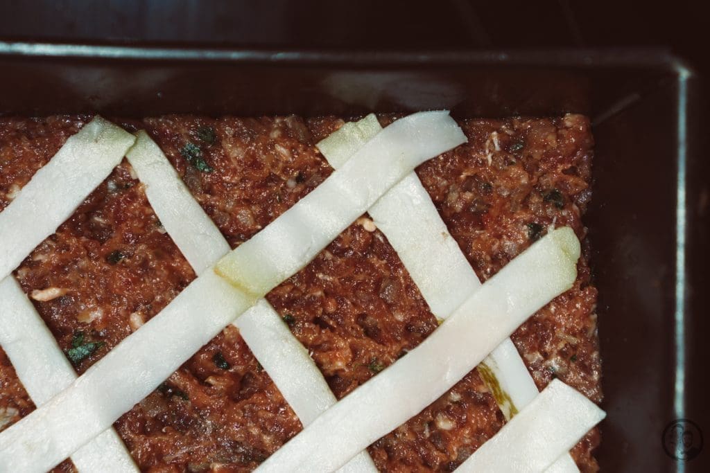 mW Bauernterrine 2 | Meine Eltern sind ja genauso kochbegeistert, wie wir und Essen spielt auch in ihrem Leben eine wichtige Rolle. Die Leidenschaft für gute Genüsse kommt ja nicht von irgendwo her! Vor einiger Zeit haben wir mit meinen Eltern über alte Familienrezepte gesprochen, da wir immer so wunderbare Leckereien von Oma Lore bekommen. Mein Vater kam sofort ins Schwärmen über eine Terrine, die seine Oma früher immer gemacht hat. Dort hieß sie nur "Fleischkäse", was letztlich nicht ganz richtig ist. Das Rezept gibt es leider nicht mehr, aber meinen Vater hat diese Erinnerung nicht losgelassen und da er den Geschmack von ihrer Terrine noch immer in seiner Erinnerung gespeichert hat, hat er selbst getüftelt und am Ende ist diese moselfränkische Bauernterrine nach Ur-Omas Art entstanden.