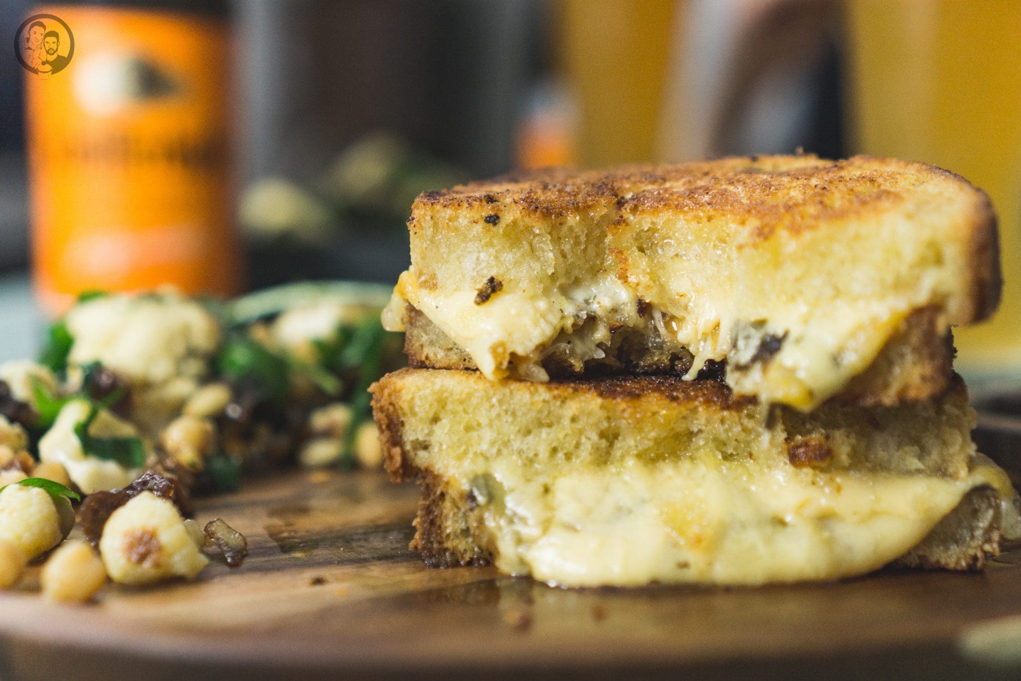 mW Grilled Cheese 12 | Heute haben wir das perfekte Feierabendrezept für euch im Gepäck. Gemeinsam mit Schöfferhofer feiern wir die Abendstunden des Tages, wenn die Sonne dabei ist, unterzugehen und der Himmel in mandarin&nbsp;getränkt ist. Das Wetter spielt momentan noch etwas verrückt, aber das hält uns nicht ab, euch das perfekte Sunset Dinner zu präsentieren. Wer kann schon einem Grilled Cheese Sandwich am Abend widerstehen... gepaart mit feinstem Trüffel entsteht so ein urbaner und delikater Genuss.