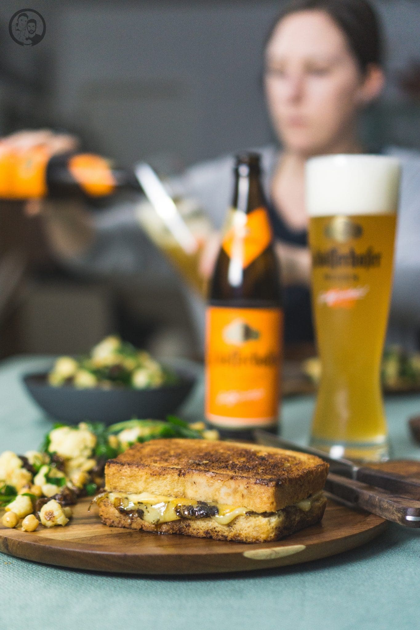 mW Grilled Cheese 4 | Heute haben wir das perfekte Feierabendrezept für euch im Gepäck. Gemeinsam mit Schöfferhofer feiern wir die Abendstunden des Tages, wenn die Sonne dabei ist, unterzugehen und der Himmel in mandarin&nbsp;getränkt ist. Das Wetter spielt momentan noch etwas verrückt, aber das hält uns nicht ab, euch das perfekte Sunset Dinner zu präsentieren. Wer kann schon einem Grilled Cheese Sandwich am Abend widerstehen... gepaart mit feinstem Trüffel entsteht so ein urbaner und delikater Genuss.