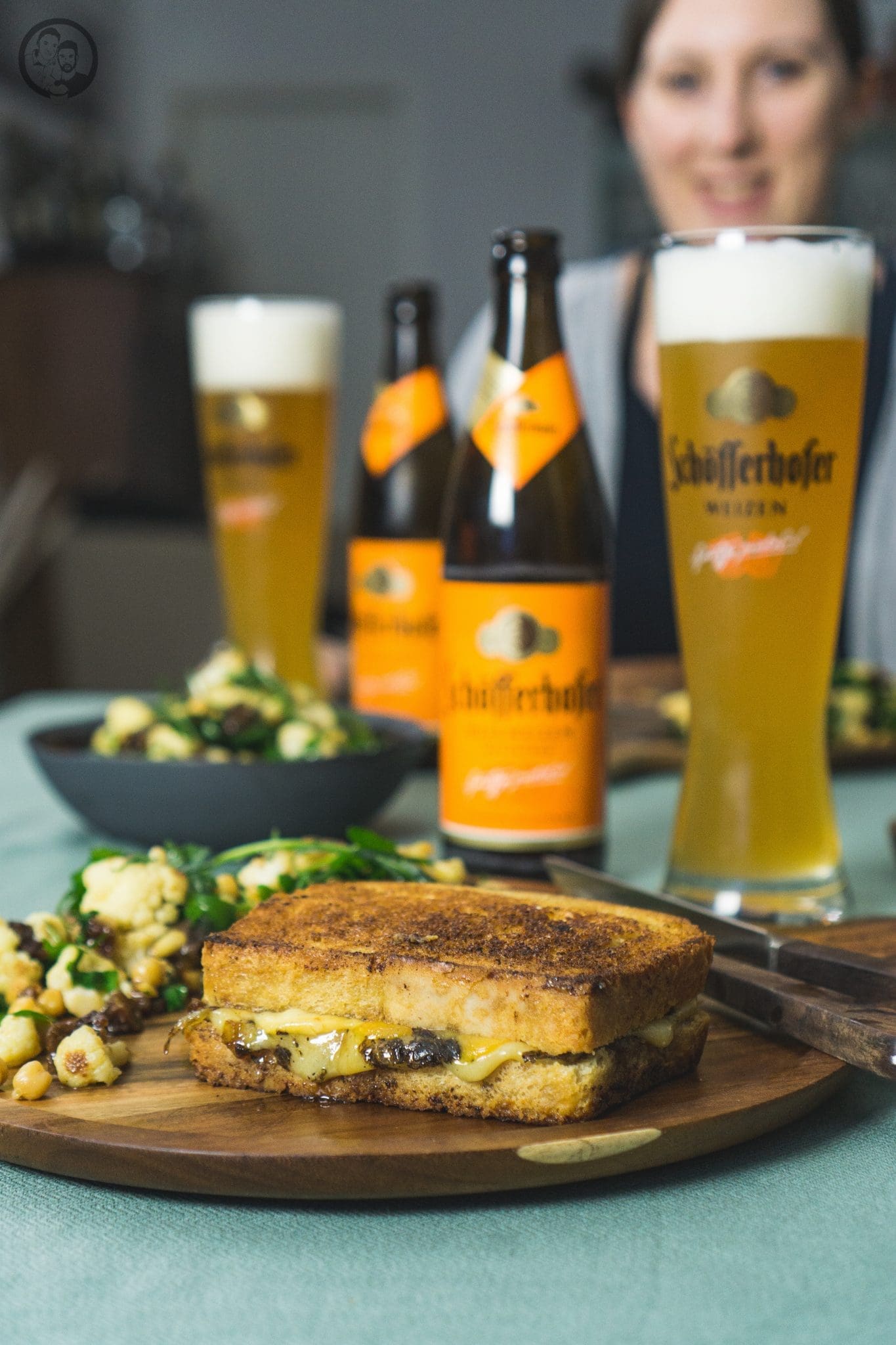 mW Grilled Cheese 6 | Heute haben wir das perfekte Feierabendrezept für euch im Gepäck. Gemeinsam mit Schöfferhofer feiern wir die Abendstunden des Tages, wenn die Sonne dabei ist, unterzugehen und der Himmel in mandarin&nbsp;getränkt ist. Das Wetter spielt momentan noch etwas verrückt, aber das hält uns nicht ab, euch das perfekte Sunset Dinner zu präsentieren. Wer kann schon einem Grilled Cheese Sandwich am Abend widerstehen... gepaart mit feinstem Trüffel entsteht so ein urbaner und delikater Genuss.