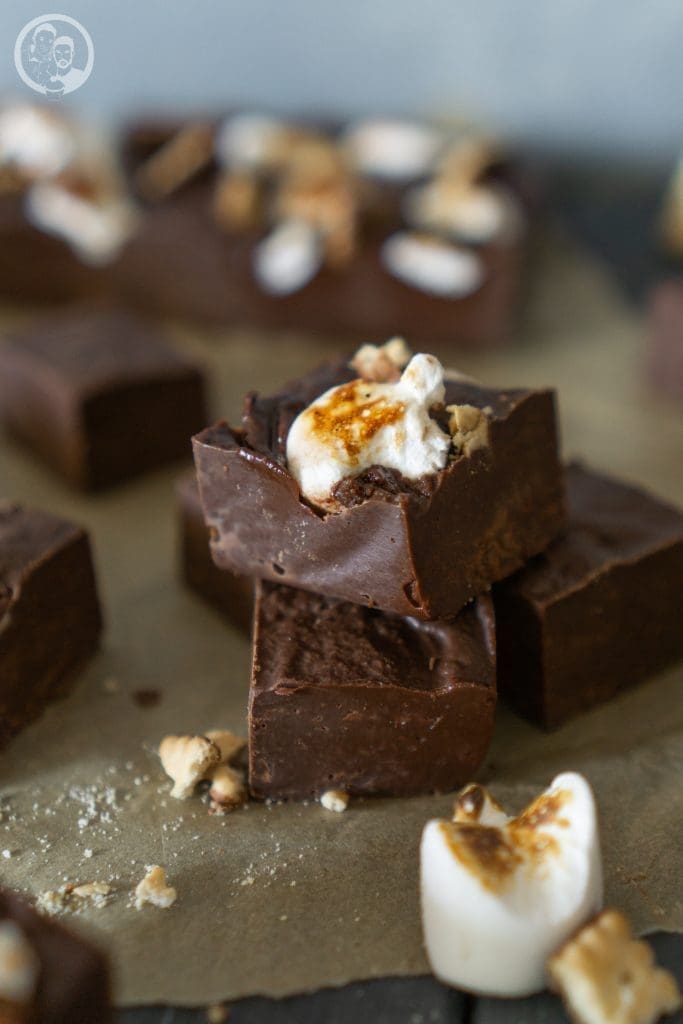 mW Chocolate Fudge 1 | Es geht in die nächste Runde unserer Food.Blog.Friends. zusammen mit Gernekochen und Hattgekocht. Das Thema ist "Amerikanische Küche" und wir haben euch ja schon unsere Bagel gezeigt. Wir wollten aber auf jeden Fall auch etwas Süßes machen, denn da&nbsp;haben die Amis so einige "Sauereien" auf Lager. Also wurde es Zeit für ein lange aufgeschobenes Rezept, das wir in Boston von 2 Jahren so unfassbar gefeiert haben. Also haben wir Chocolate Fudge gemacht!!