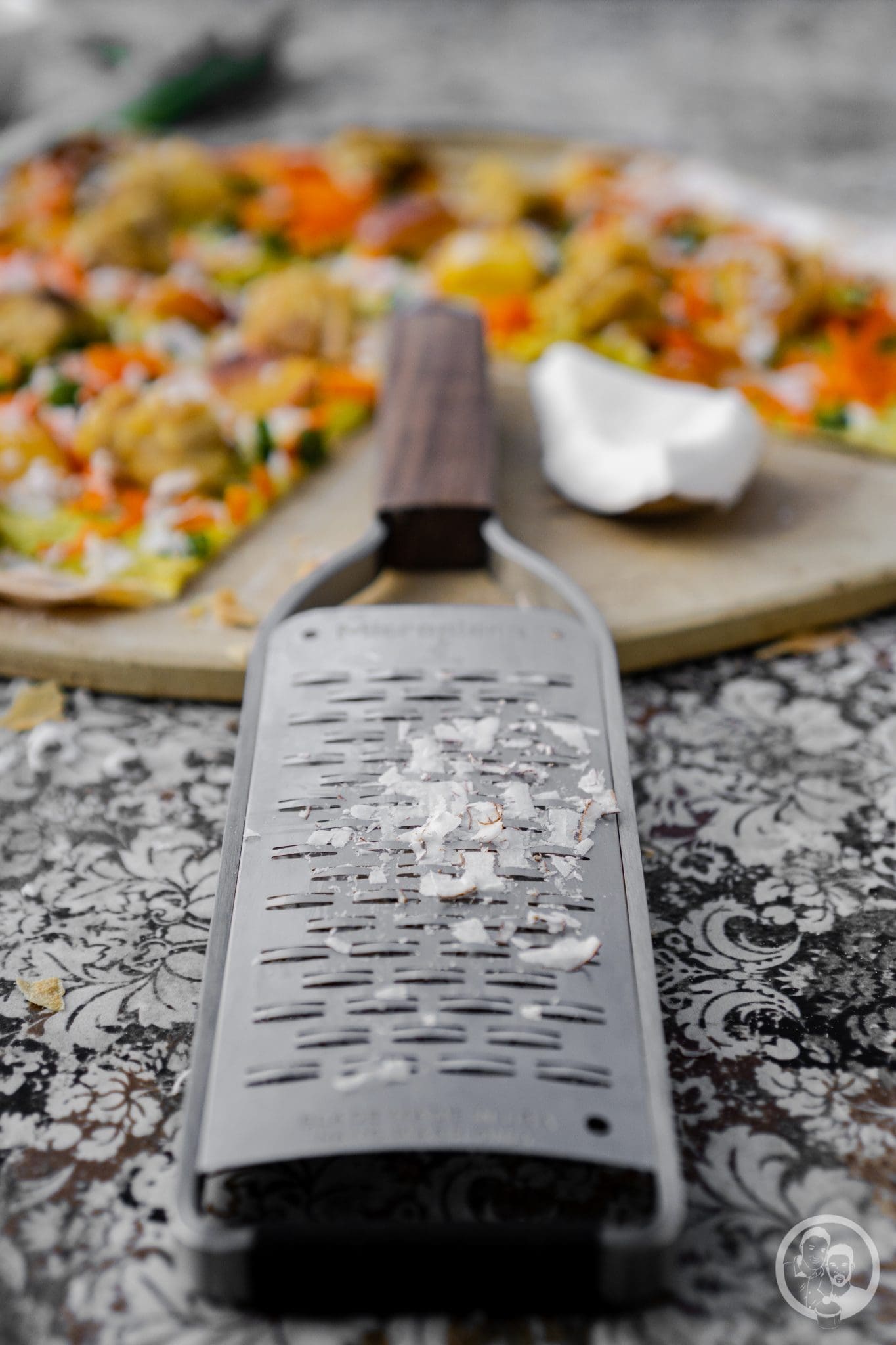 mW Curry Kokos Flammkuchen 11 | Im Gepäck habe ich&nbsp;heute ein neues Rezept für euch,&nbsp;bei dem wir wieder ein mal&nbsp;kreativ sein konnten. Asiatischer Flammkuchen? Was soll daran kreativ sein? Ihr habt ja schon mitbekommen, dass&nbsp;es uns wahnsinnig viel Spaß macht, wenn wir eine Aufgabe gestellt bekommen, ein Produkt in ein Rezept einzubauen. Das kann ein Lebensmittel sein oder auch ein Küchenwerkzeug. Denn dabei kommt man immer erst einmal ab von der regulären Art, ein Gericht zuzubereiten.