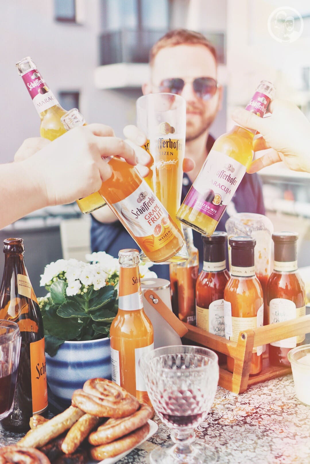 Anstoßen mit Freunden