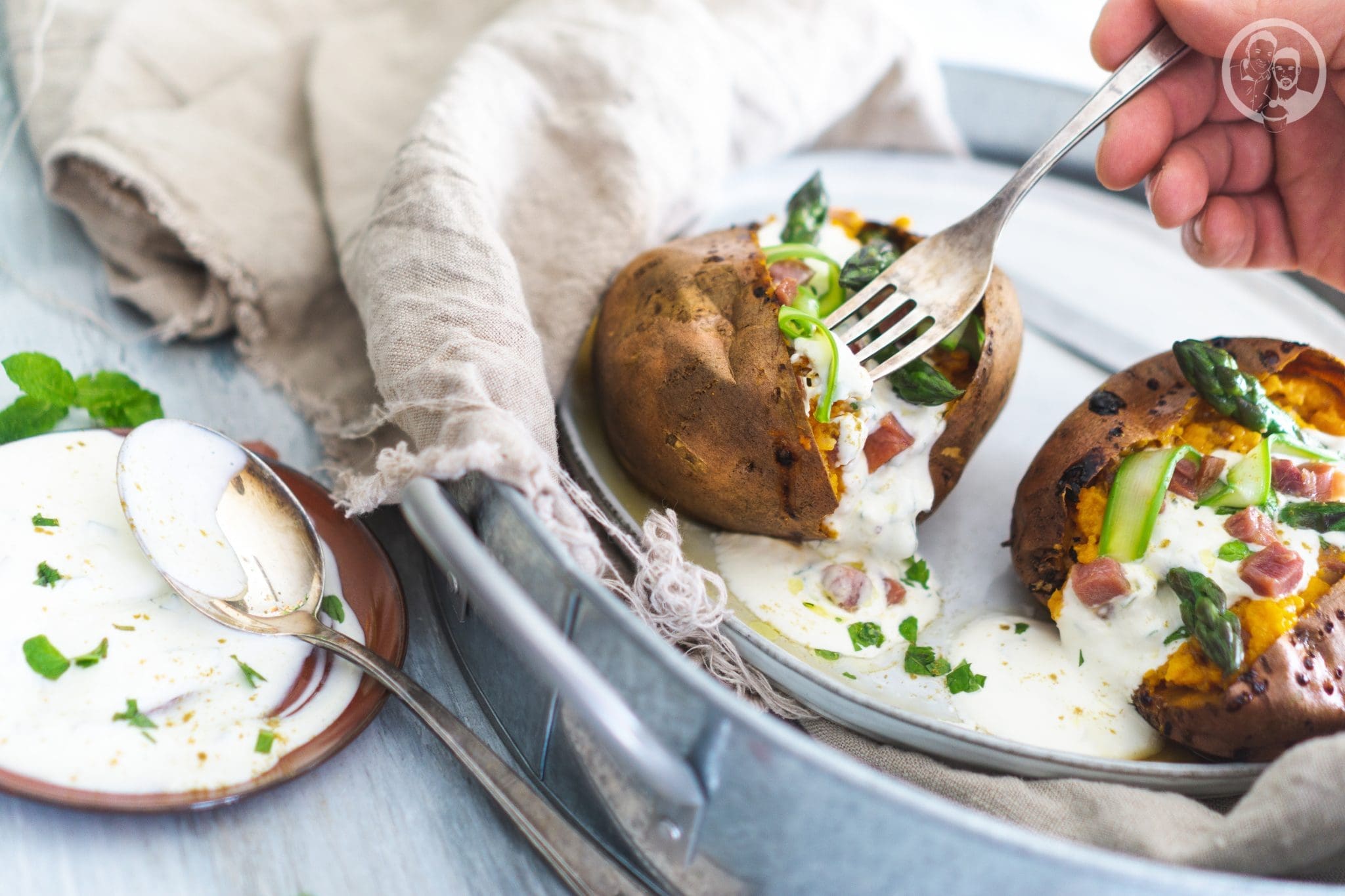 mW gebackene s%C3%BC%C3%9Fkartoffel serrano w%C3%BCrfel 6 | Rezept für eine lecker gebackene Süßkartoffel. Dazu Serrano-Würfek und frischer grüner Spargel und der Genuss ist perfekt. Das musst du ausprobieren!
