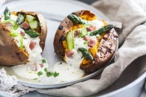 Gebackene Süßkartoffel 4 mW gebackene süßkartoffel serrano würfel 7 | Rezept für eine lecker gebackene Süßkartoffel. Dazu Serrano-Würfek und frischer grüner Spargel und der Genuss ist perfekt. Das musst du ausprobieren!