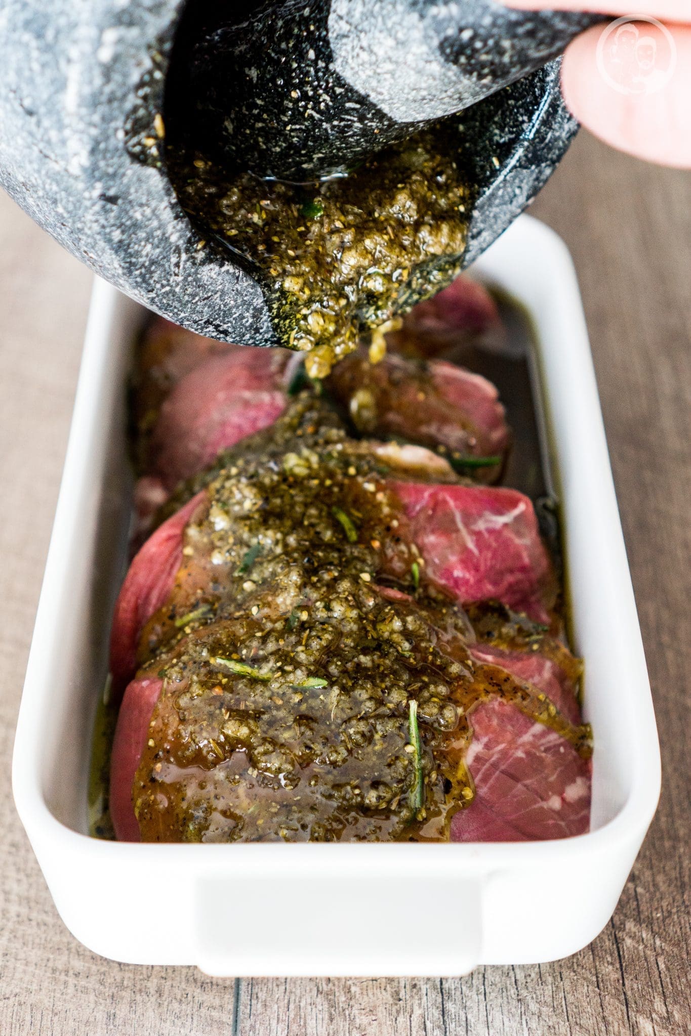 mW lamm marinade 1 2 | Spätestens seit dem letzten Wochenende, hat wohl jeder von euch die Grillsaison eröffnet. Wir freuen uns schon seit Monaten darauf, auch wenn wir durchaus im Winter mal den Grill anfeuern. Also haben wir uns direkt einige Freunde eingeladen und es konnte los gehen. Wir werden oft nach unserem Lamm gebeten, da es gerade beim Grillen mal etwas anderes ist. Also wurde es höchste Zeit, für euch einmal unsere Lamm-Marinade aufzuschreiben.