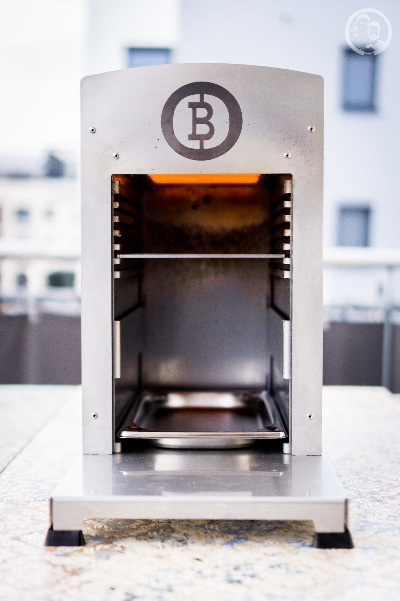 mW lamm marinade 1 | Spätestens seit dem letzten Wochenende, hat wohl jeder von euch die Grillsaison eröffnet. Wir freuen uns schon seit Monaten darauf, auch wenn wir durchaus im Winter mal den Grill anfeuern. Also haben wir uns direkt einige Freunde eingeladen und es konnte los gehen. Wir werden oft nach unserem Lamm gebeten, da es gerade beim Grillen mal etwas anderes ist. Also wurde es höchste Zeit, für euch einmal unsere Lamm-Marinade aufzuschreiben.