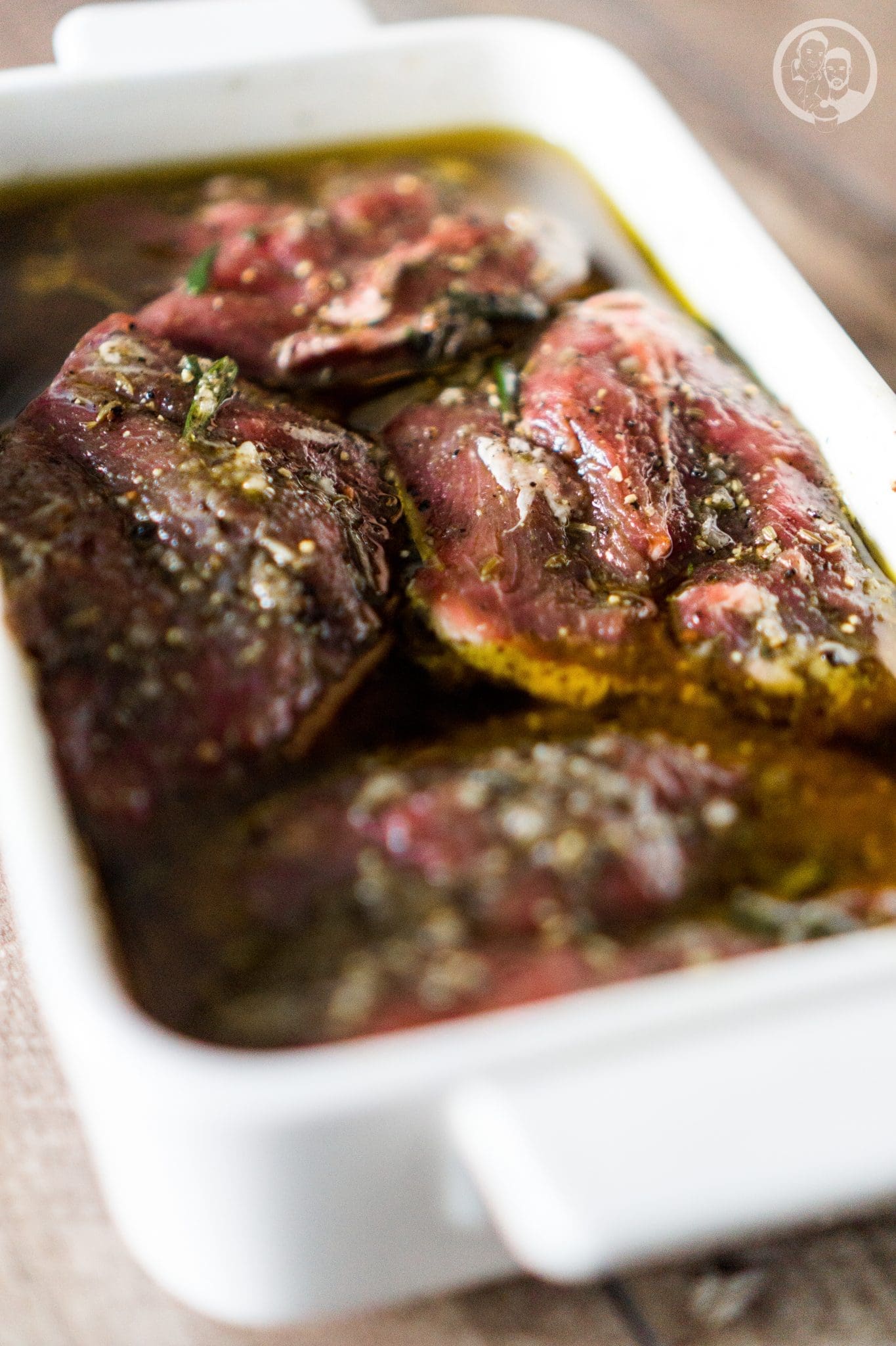 mW lamm marinade 3 1 | Spätestens seit dem letzten Wochenende, hat wohl jeder von euch die Grillsaison eröffnet. Wir freuen uns schon seit Monaten darauf, auch wenn wir durchaus im Winter mal den Grill anfeuern. Also haben wir uns direkt einige Freunde eingeladen und es konnte los gehen. Wir werden oft nach unserem Lamm gebeten, da es gerade beim Grillen mal etwas anderes ist. Also wurde es höchste Zeit, für euch einmal unsere Lamm-Marinade aufzuschreiben.