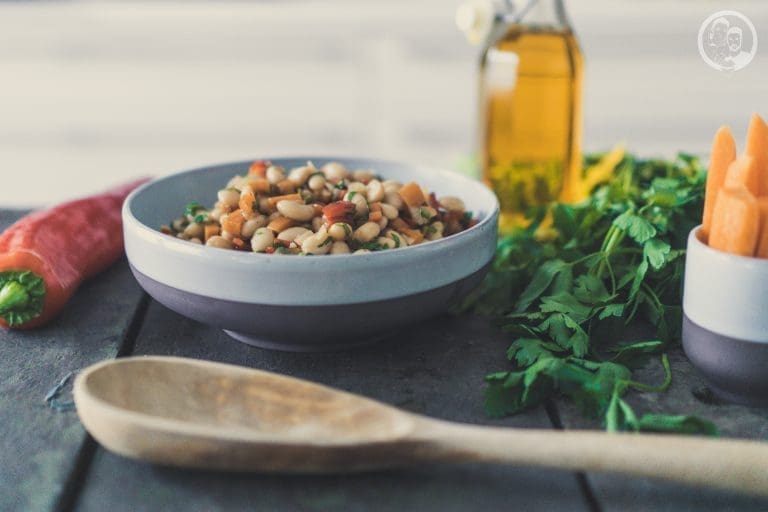 Ballaststoffreiche Rezepte. Unsere Lieblinge mit viel Fiber 8 Weiße Bohnen Salat in Schüssel