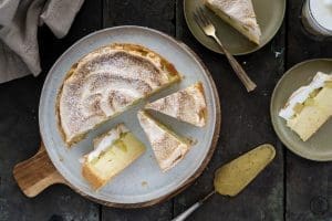 Rhabarber-Pudding Kuchen angeschnitten von oben