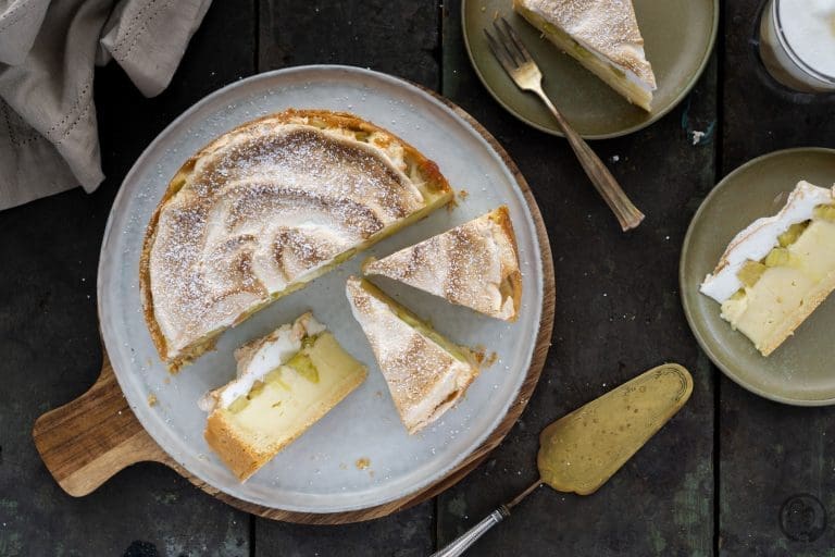 Rhabarber-Pudding Kuchen angeschnitten von oben