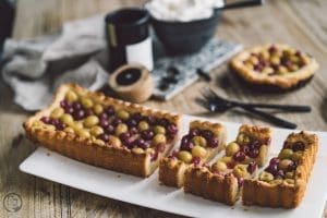 Stachelbeertarte 3 Stachelbeertarte angeschnitten auf Tisch