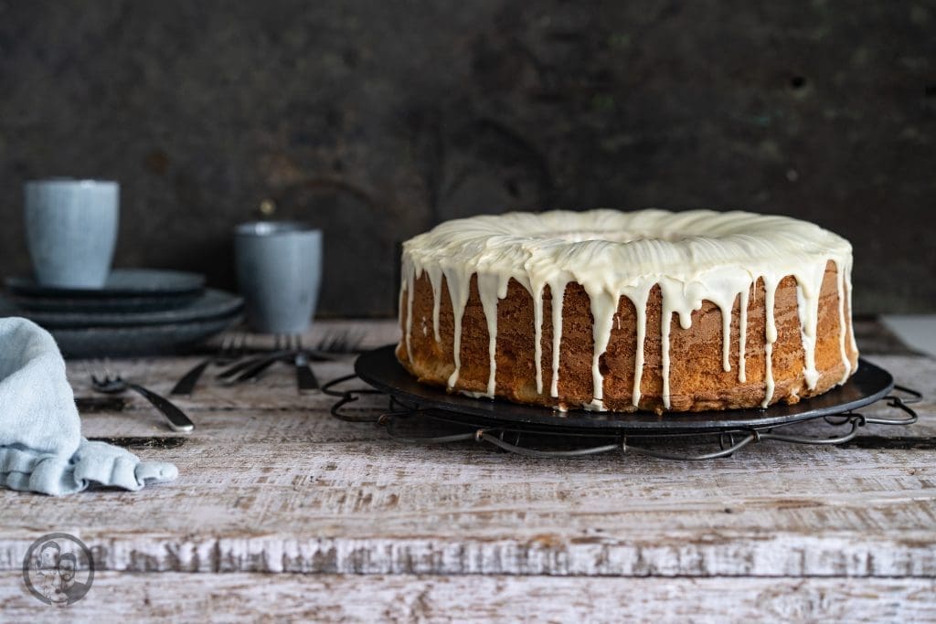 Apfelkuchen 2 Apfelkuchen mW 1 | Auch wenn wir gerade einen goldenen Oktober in Köln erleben, der eher an den Spätsommer erinnert, zeigt das Laub der Bäume ganz klar - es geht in den Herbst. Kulinarisch lieben wir diese Jahreszeit einfach total. Man macht es sich wieder gemütlicher, die Gerichte werden wieder etwas rustikaler und auch beim Backen kann man aus dem vollen schöpfen. Daher haben wir den Herbst mit einem herrlich klassischem Apfelkuchen eingeleitet.