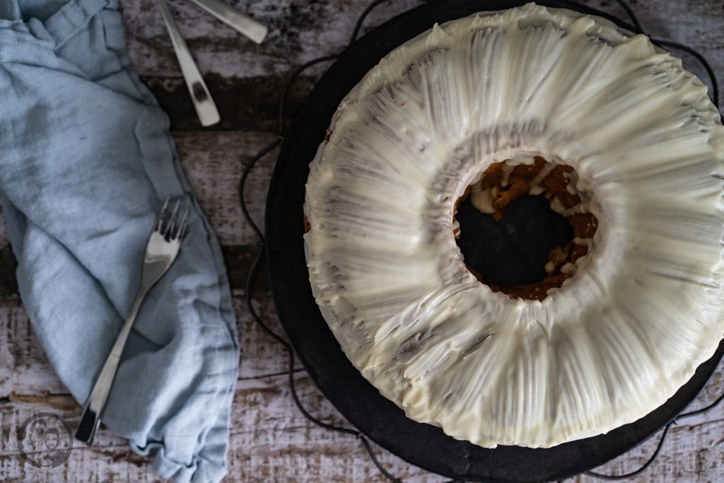 Apfelkuchen 3 Apfelkuchen mW 3 | Auch wenn wir gerade einen goldenen Oktober in Köln erleben, der eher an den Spätsommer erinnert, zeigt das Laub der Bäume ganz klar - es geht in den Herbst. Kulinarisch lieben wir diese Jahreszeit einfach total. Man macht es sich wieder gemütlicher, die Gerichte werden wieder etwas rustikaler und auch beim Backen kann man aus dem vollen schöpfen. Daher haben wir den Herbst mit einem herrlich klassischem Apfelkuchen eingeleitet.