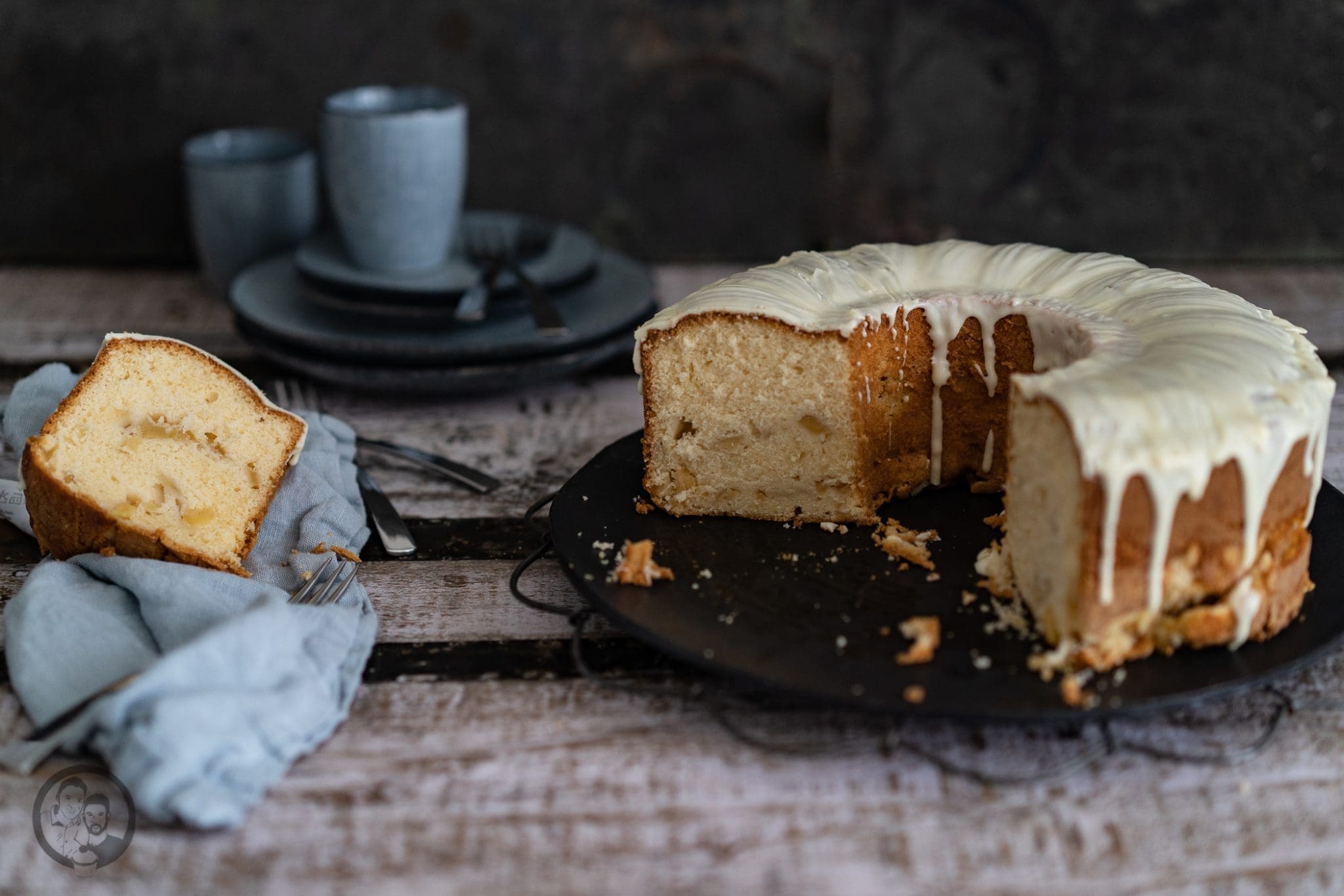 Apfelkuchen 1 Apfelkuchen mW 4 | Auch wenn wir gerade einen goldenen Oktober in Köln erleben, der eher an den Spätsommer erinnert, zeigt das Laub der Bäume ganz klar - es geht in den Herbst. Kulinarisch lieben wir diese Jahreszeit einfach total. Man macht es sich wieder gemütlicher, die Gerichte werden wieder etwas rustikaler und auch beim Backen kann man aus dem vollen schöpfen. Daher haben wir den Herbst mit einem herrlich klassischem Apfelkuchen eingeleitet.