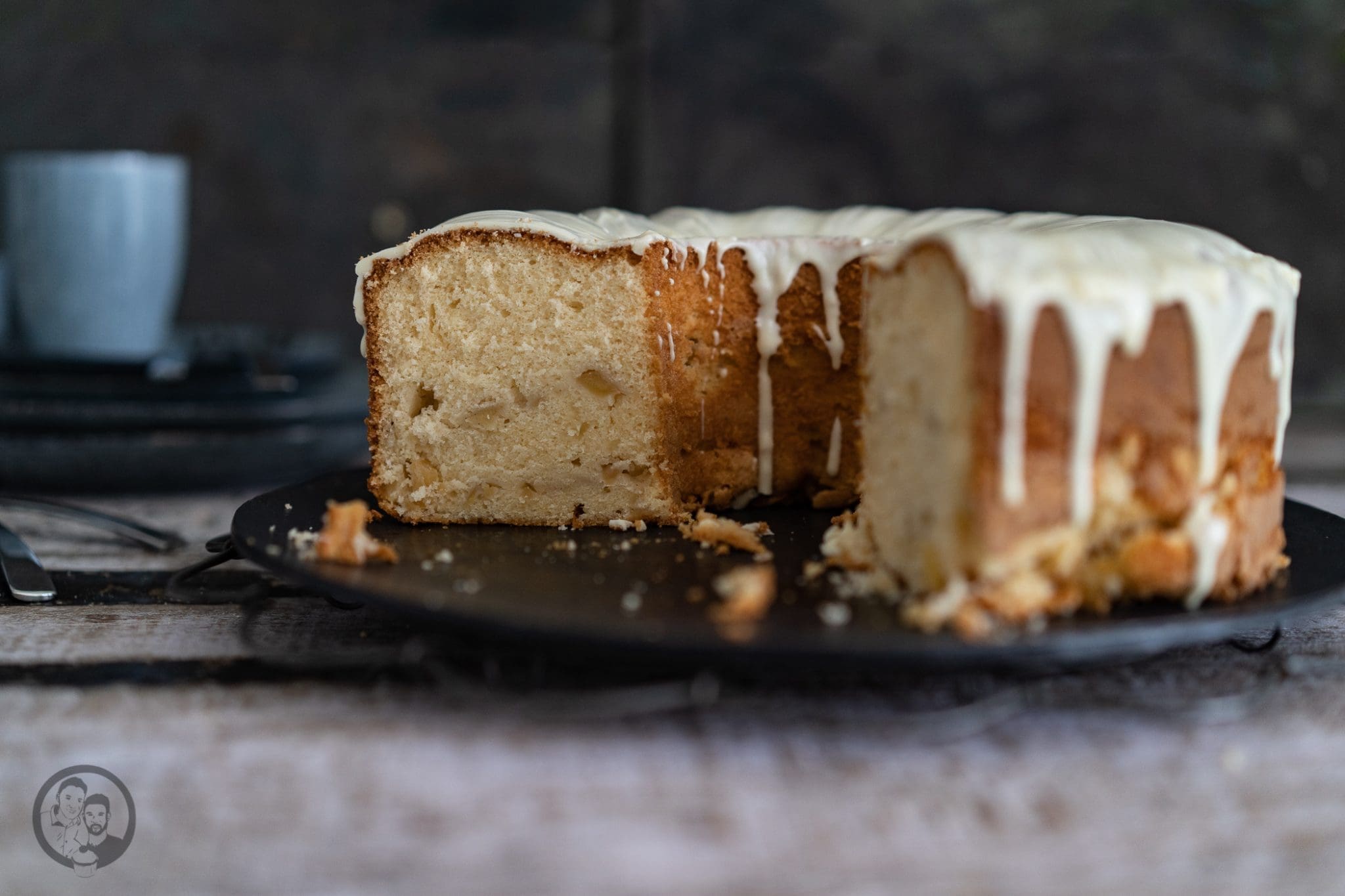 Apfelkuchen 5 Apfelkuchen mW 6 | Auch wenn wir gerade einen goldenen Oktober in Köln erleben, der eher an den Spätsommer erinnert, zeigt das Laub der Bäume ganz klar - es geht in den Herbst. Kulinarisch lieben wir diese Jahreszeit einfach total. Man macht es sich wieder gemütlicher, die Gerichte werden wieder etwas rustikaler und auch beim Backen kann man aus dem vollen schöpfen. Daher haben wir den Herbst mit einem herrlich klassischem Apfelkuchen eingeleitet.