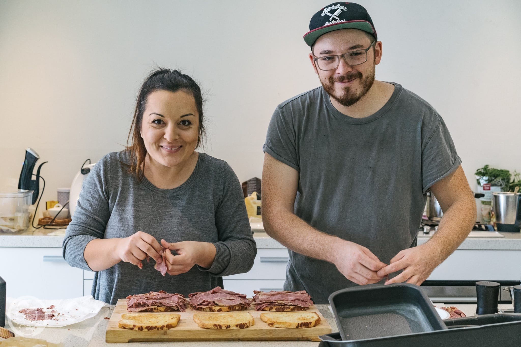 Gin gebeizter Thunfisch 24 foodbloghouse nl 21 | Heute schreibe ich euch aus unserem Food.Blog.House. in den Niederlanden. Hier verbringen wir ein Wochenende mit liebgewonnen Foodblogger-Kollegen und wir verwöhnen uns selber mit einem 10-Gänge-Menü! Wir sind für den Fischgang zuständig und haben lange getüftelt über unser Gericht für diesen besonderen Tag. In Gin gebeizter Thunfisch mit Wasabipüree und Pak Choi - klingt doch nach einer guten Wahl, oder?!