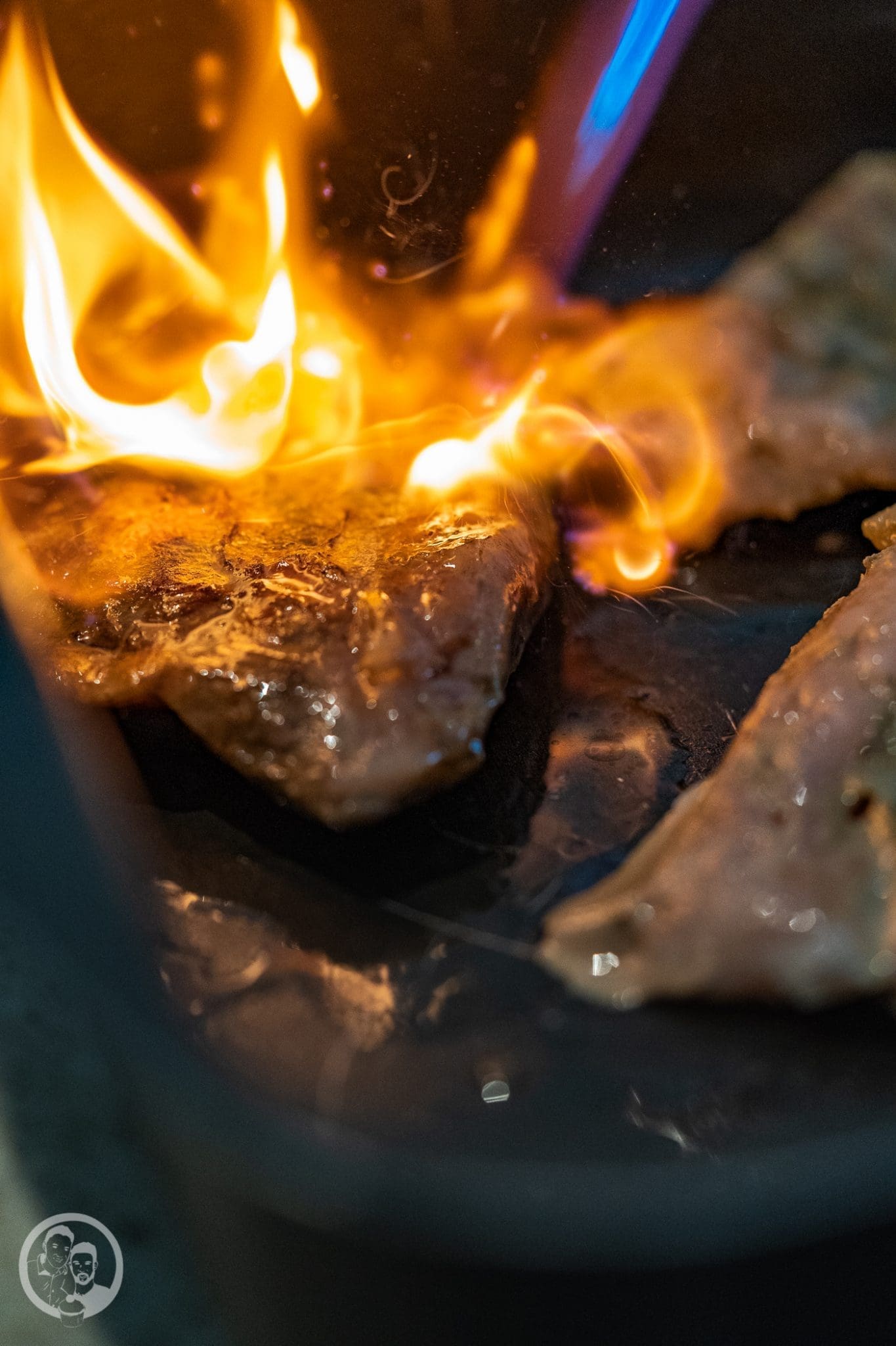 Gin gebeizter Thunfisch 26 foodbloghouse nl 43 | Heute schreibe ich euch aus unserem Food.Blog.House. in den Niederlanden. Hier verbringen wir ein Wochenende mit liebgewonnen Foodblogger-Kollegen und wir verwöhnen uns selber mit einem 10-Gänge-Menü! Wir sind für den Fischgang zuständig und haben lange getüftelt über unser Gericht für diesen besonderen Tag. In Gin gebeizter Thunfisch mit Wasabipüree und Pak Choi - klingt doch nach einer guten Wahl, oder?!